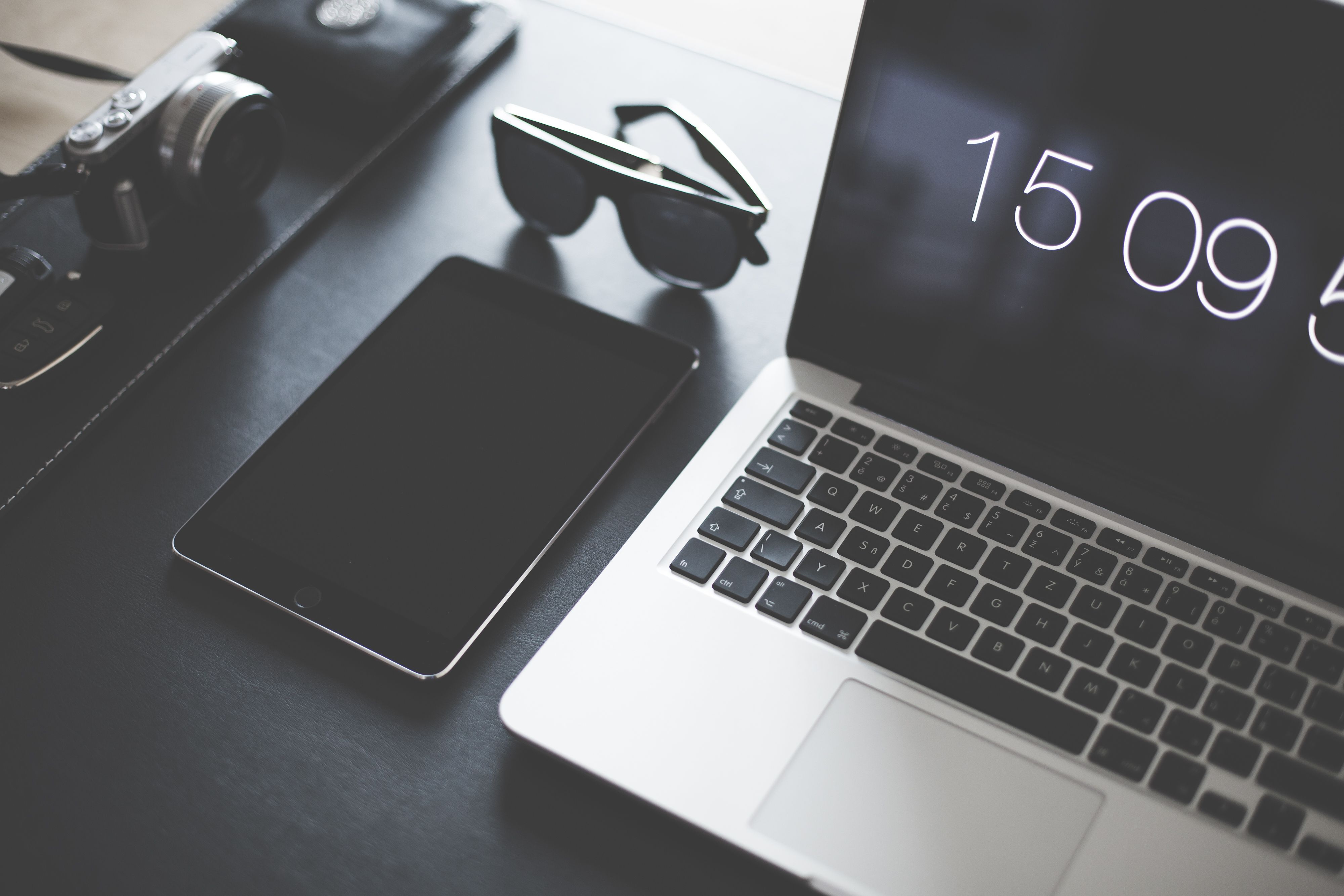 4000x2667 Free Image : laptop, desk, macbook, screen, apple, black and white, ipad, technology, camera, internet, communication, gadget, business, modern, monitor, brand, numbers, electronics, design, display, sunglasses, contemporary, connection, gadgets