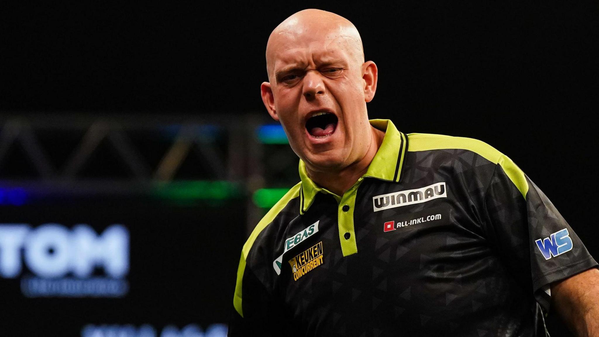 2048x1152 Grand Slam of Darts: Michael van Gerwen survives Beau Greaves scare as Luke Littler wins