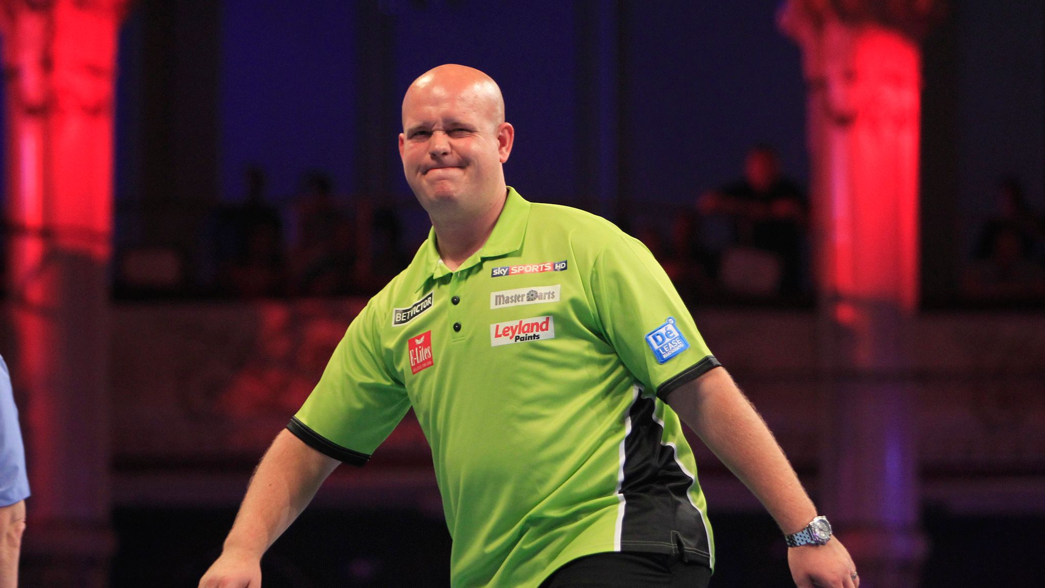 2048x1152 Singapore Darts Masters: Michael van Gerwen beats Simon Whitlock in final
