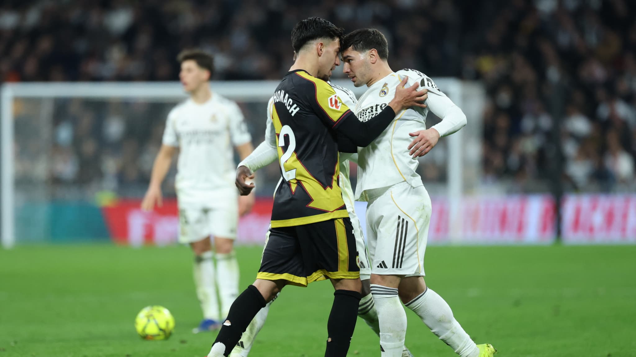2048x1152 Díaz, Akhomach Square Off in Heated Bernabéu Confrontation