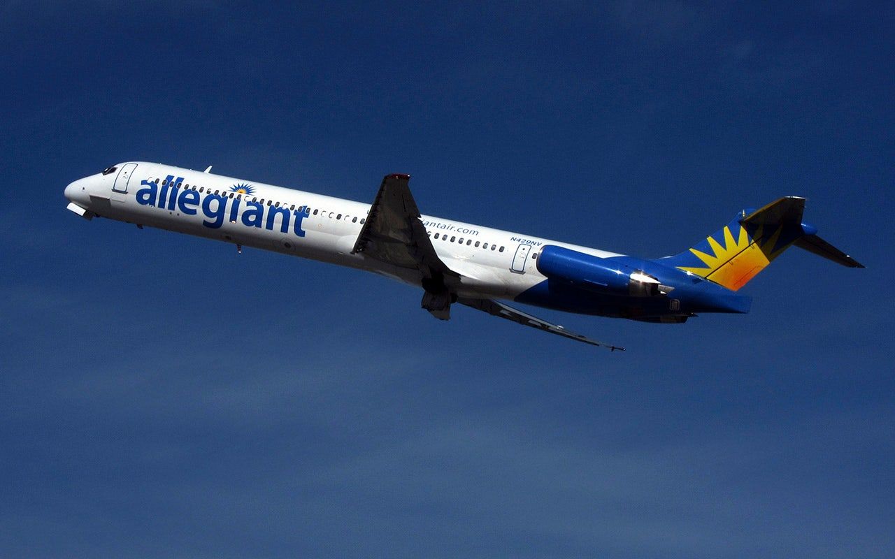 1280x800 Allegiant Air finds 'bird remains' in engine after emergency landing