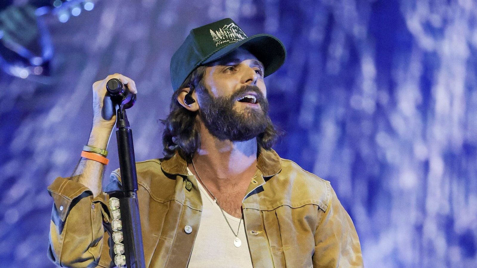 1600x900 Thomas Rhett Trusts God Even If It Doesn't Make Sense