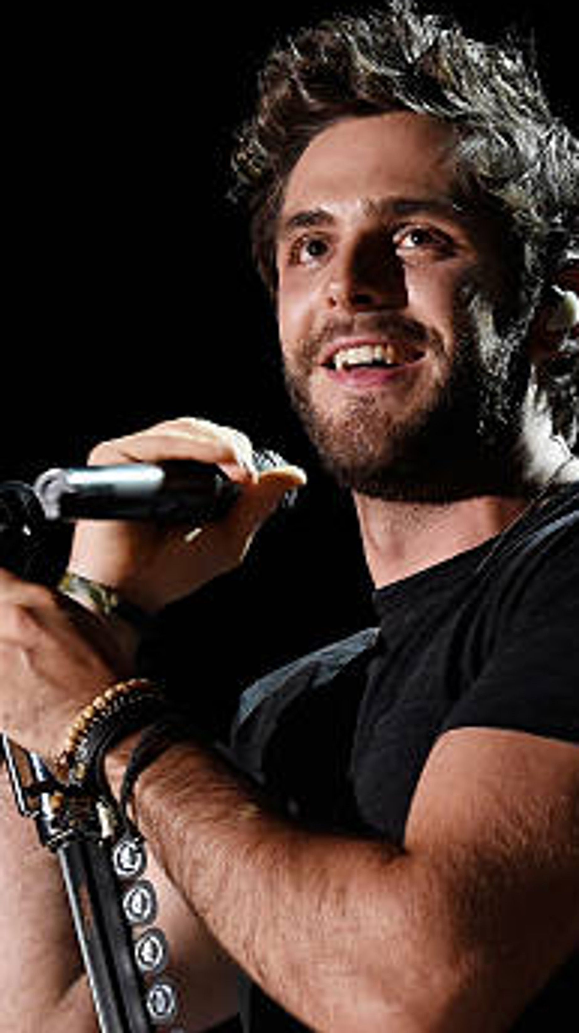 1845x3288 Country star Thomas Rhett stops Nashville show to pray for fan with medical issue