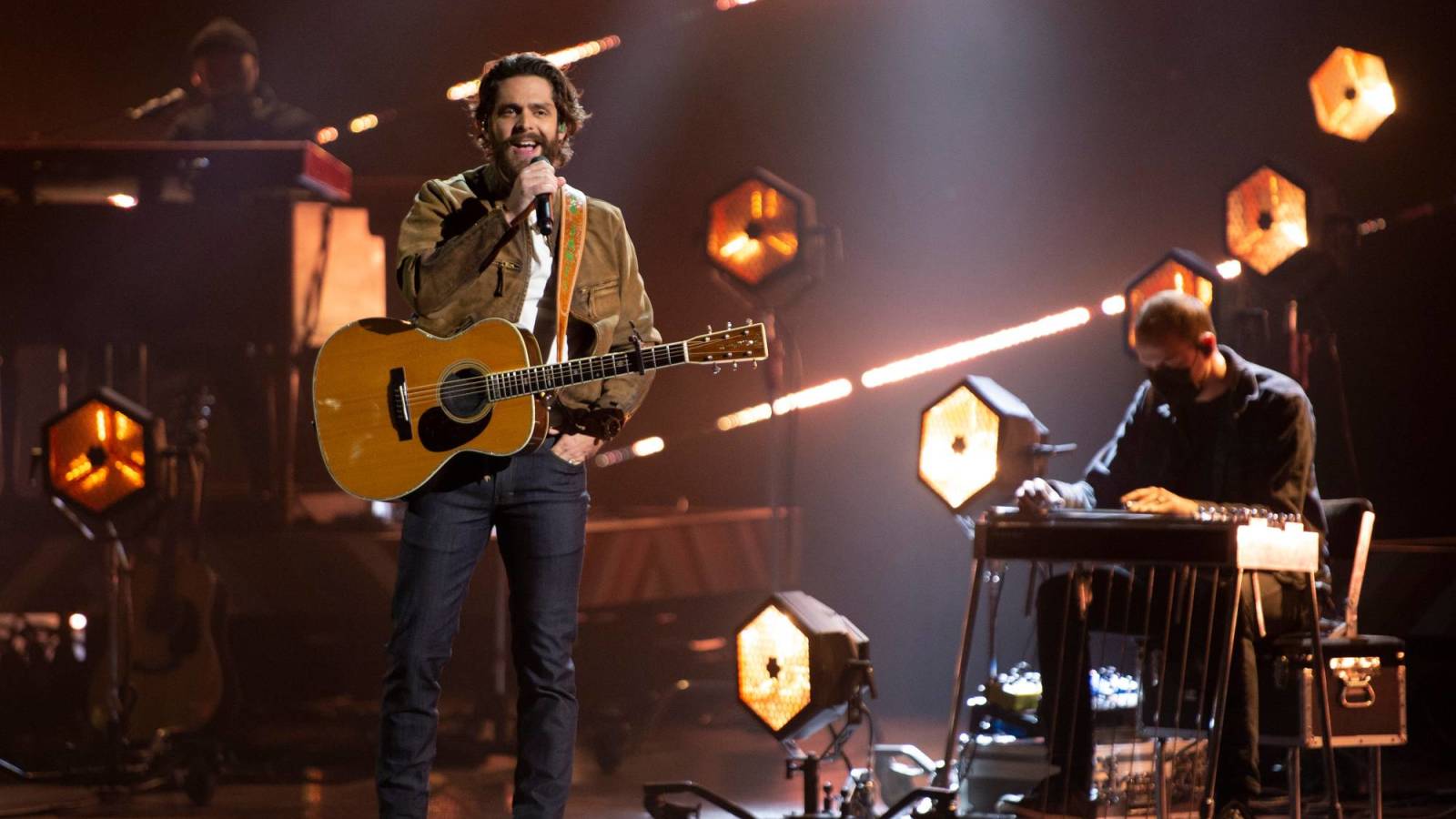 1600x900 Thomas Rhett talks 'embracing the dad life'