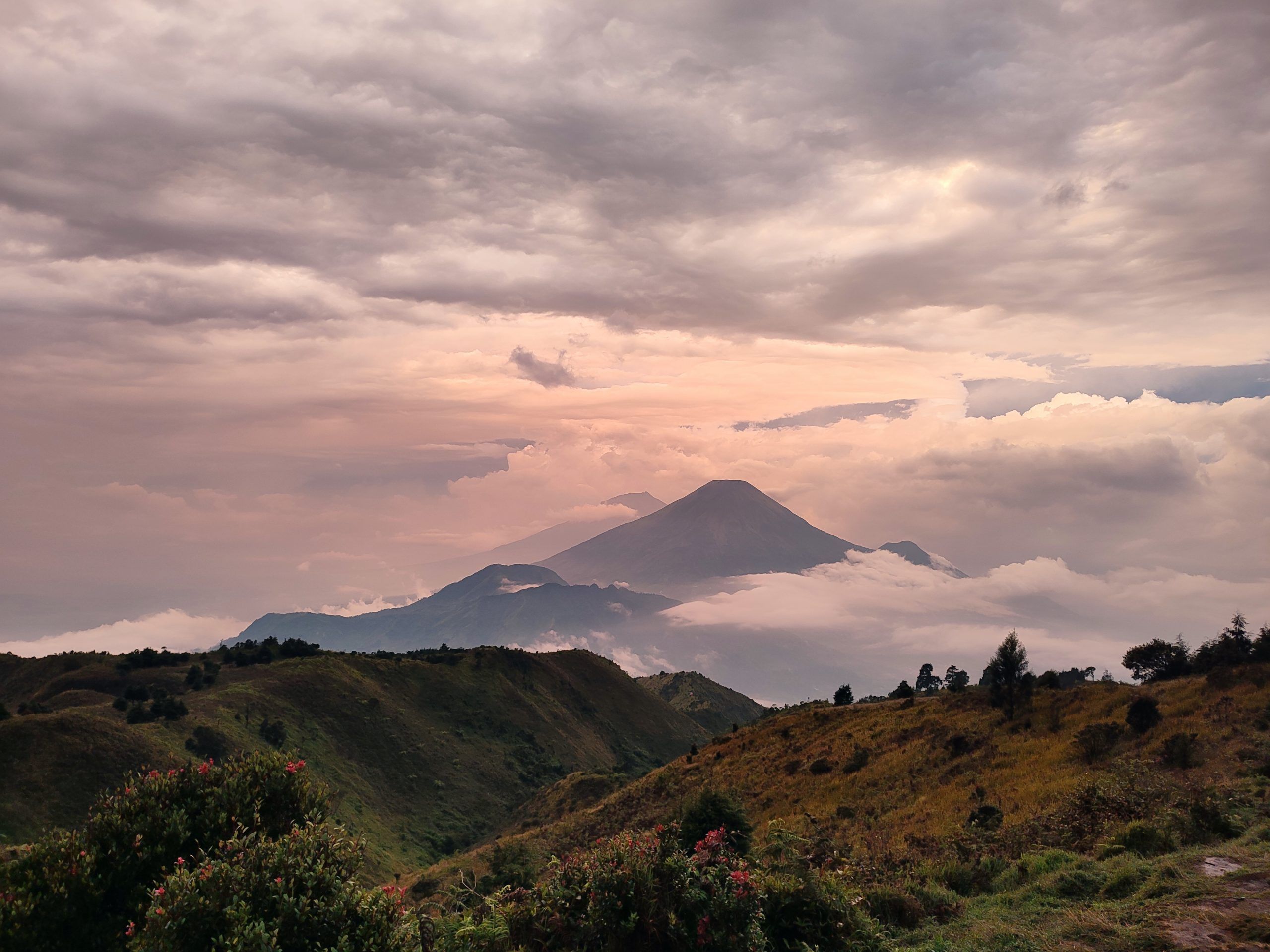 2560x1920 Prau Volcano Indonesia 2026