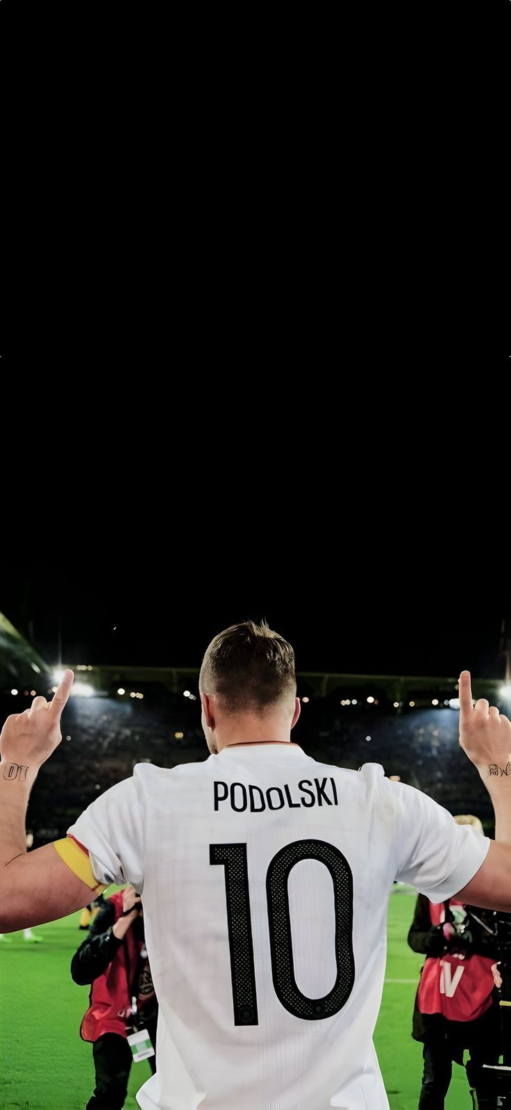 736x1596 Lucas Podolski Wallpaper