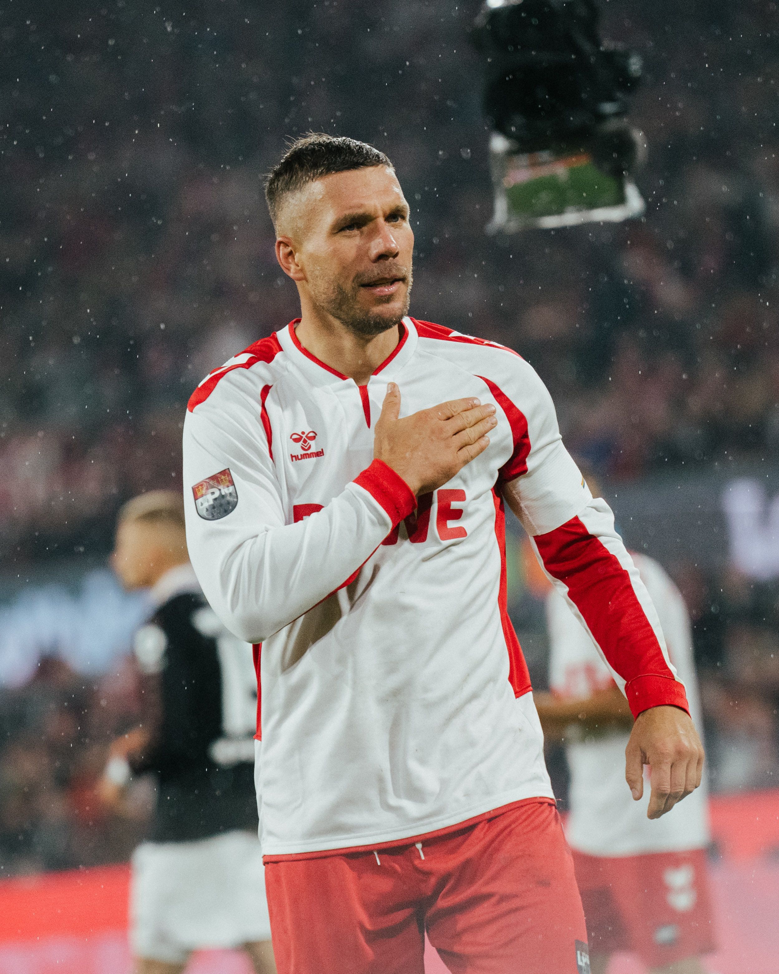 2499x3124 Danke Spiel: Lukas Podolski Genießt Hochemotionale Momente. FC Köln