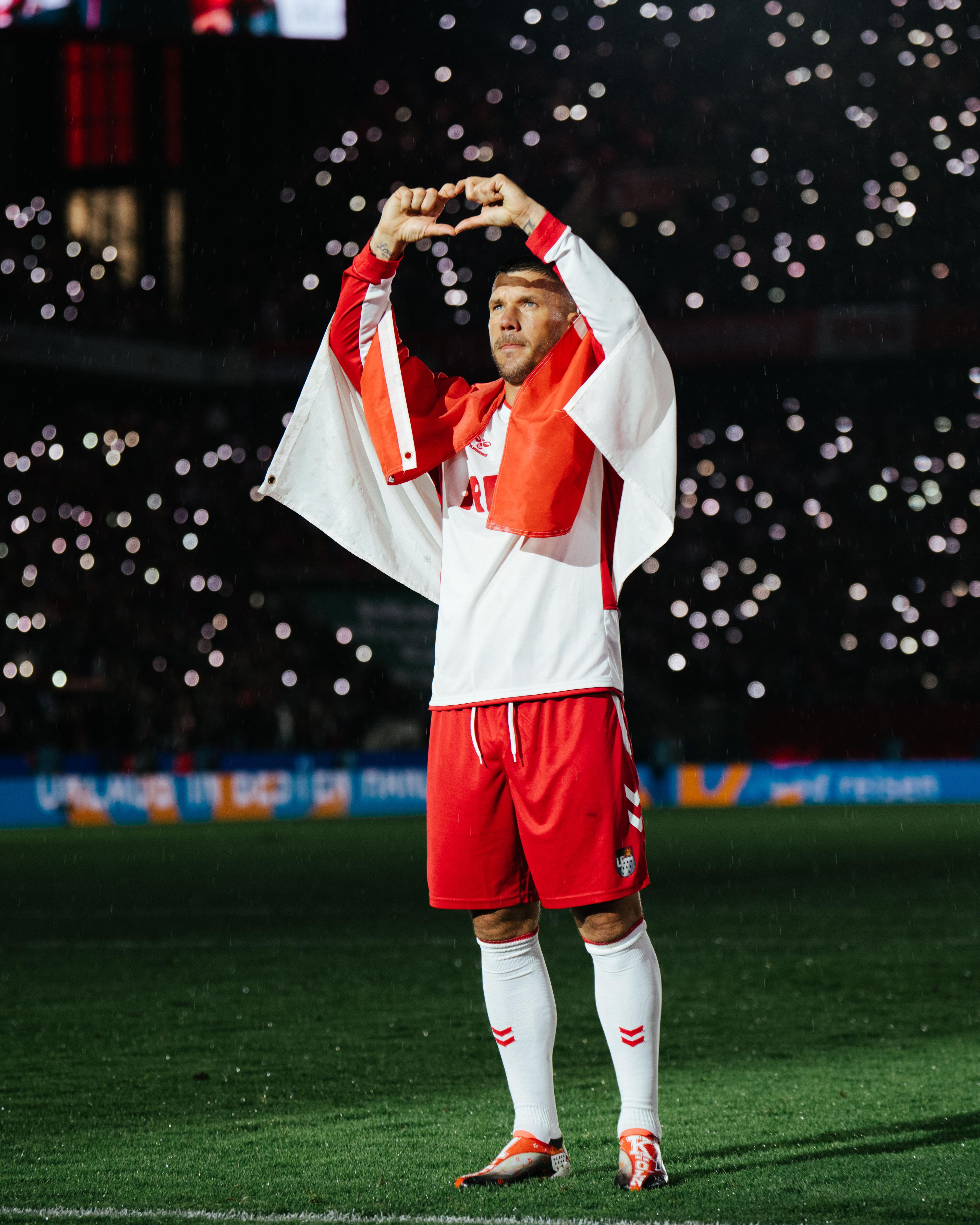3840x4800 Danke Spiel: Lukas Podolski Genießt Hochemotionale Momente. FC Köln