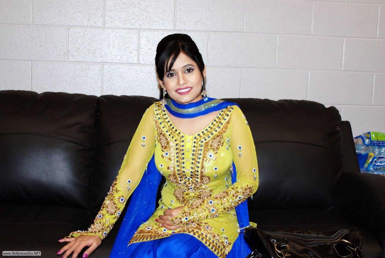 1600x1071 Miss Pooja.in Image