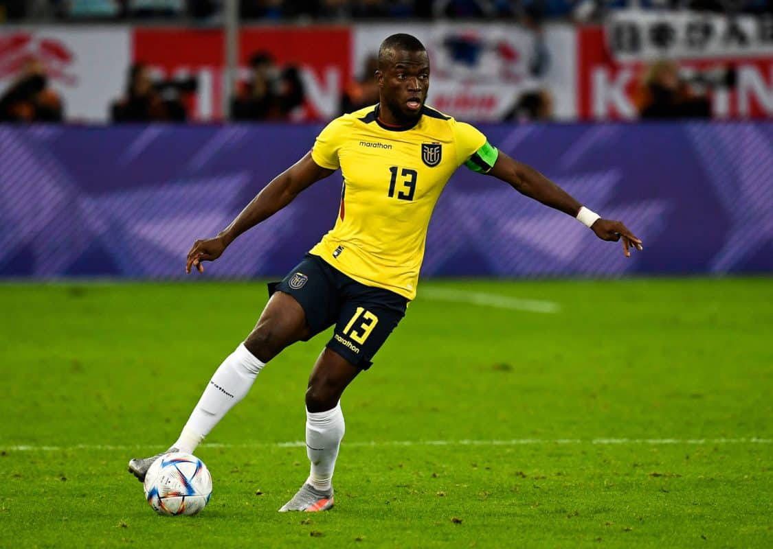 1125x800 Download Enner Valencia in Action for the Ecuador National Football Team Wallpaper