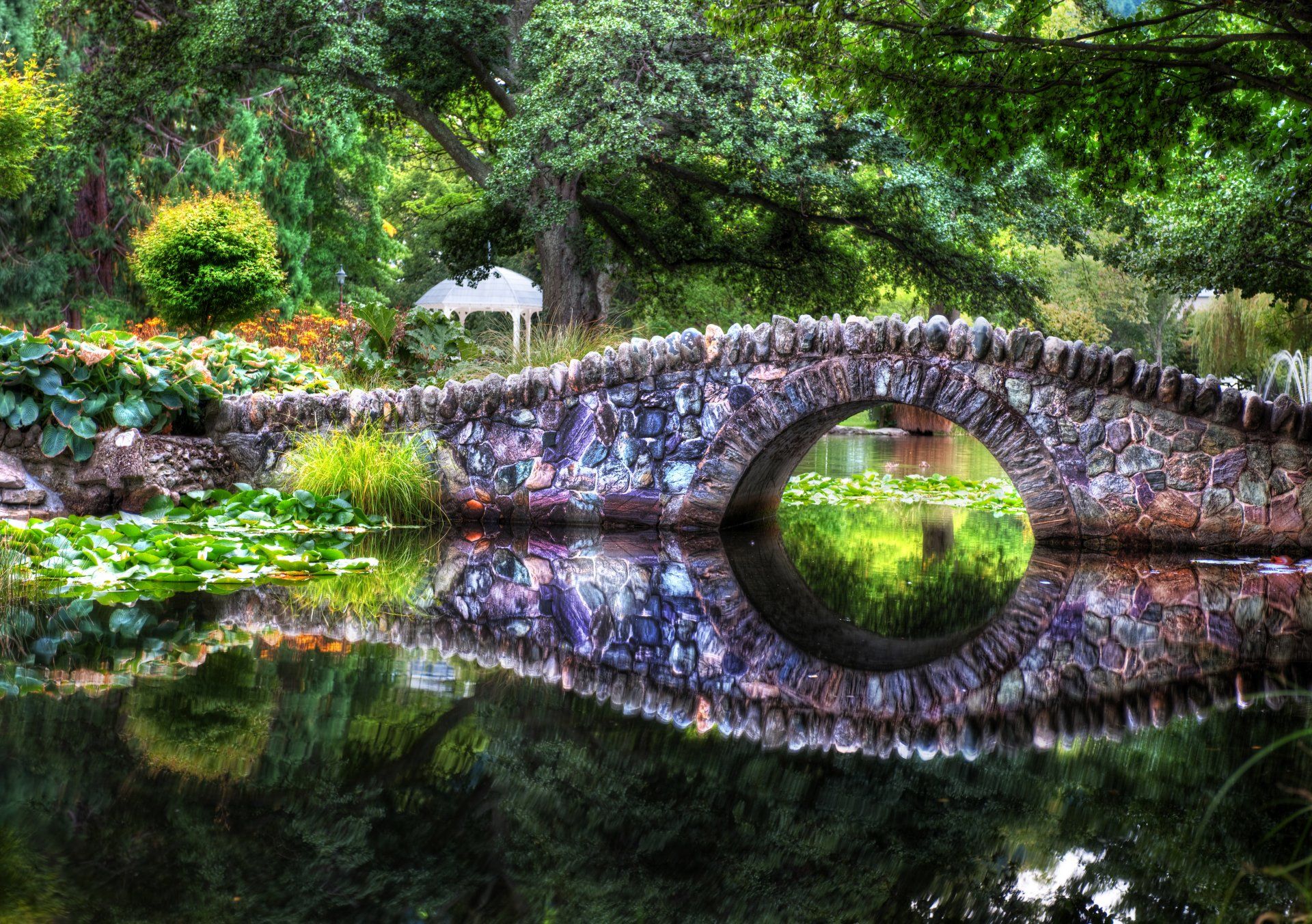 1920x1352 Serene Stone Bridge Reflections Ultra HD Wallpaperx4032