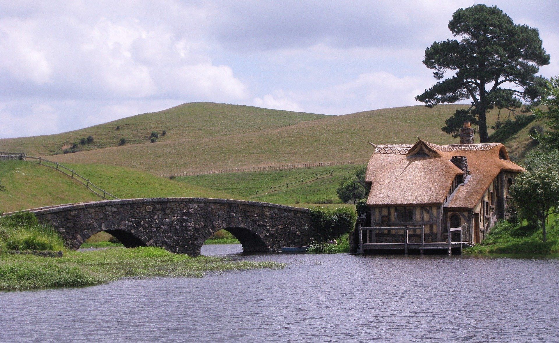 1920x1178 Hobbiton Riverside: Thatched House & Stone Bridge
