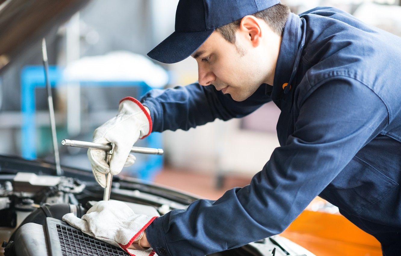 1332x850 Auto Mechanic Wallpaper