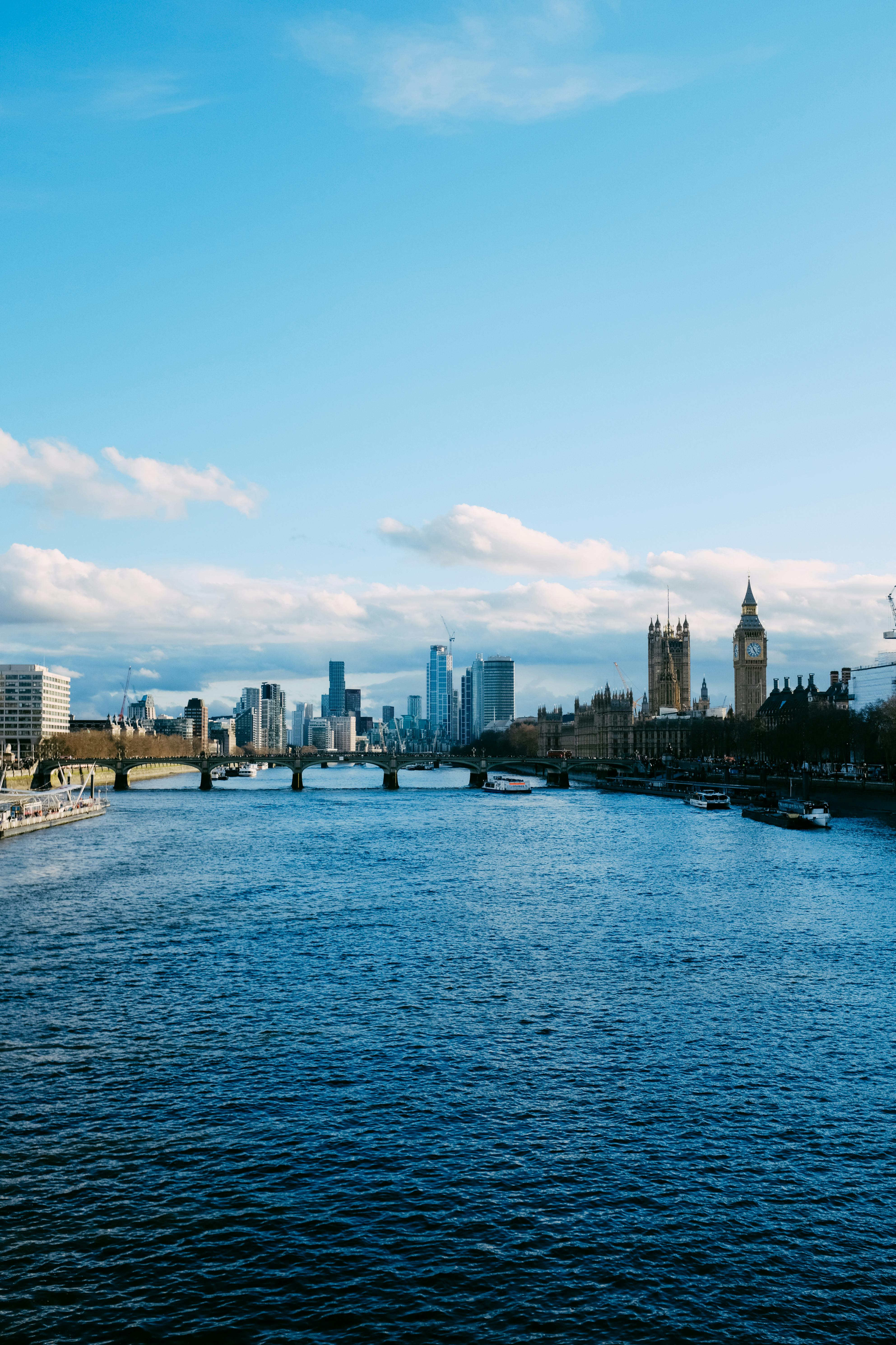 3970x5955 Scenic View of London's Thames River and Skyline · Free