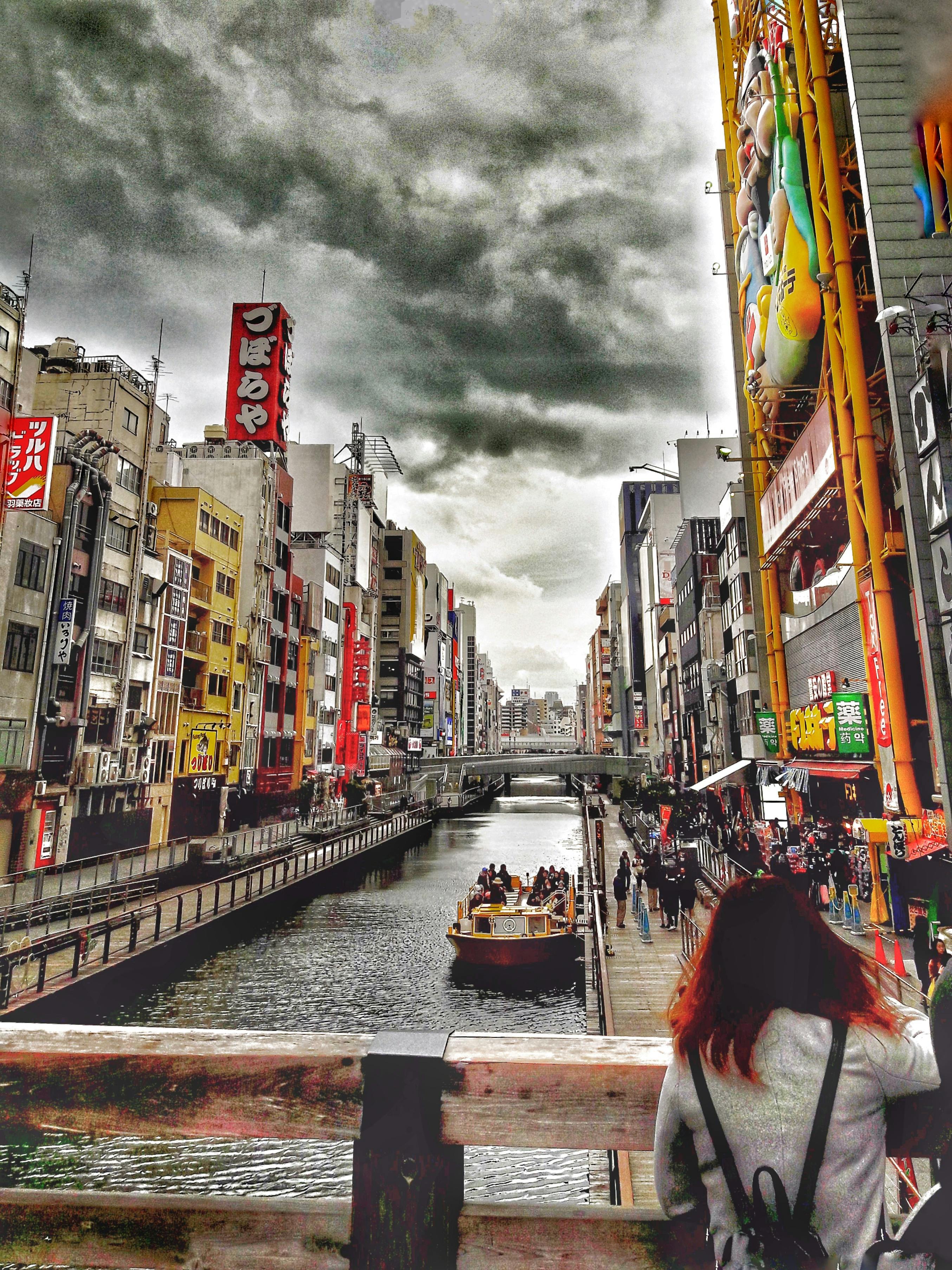 2709x3612 River In The Middle Of A City · Free