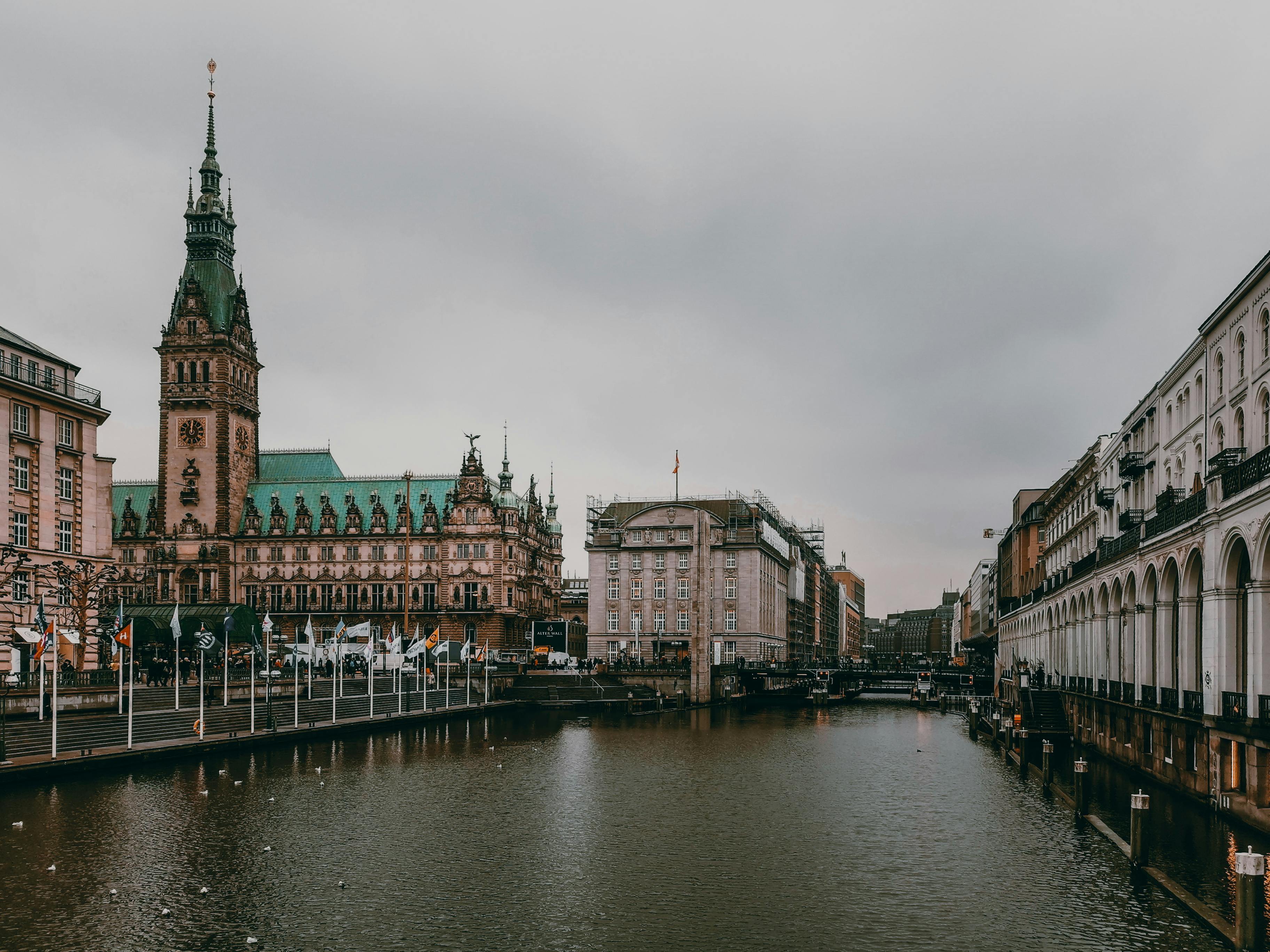 3648x2736 City Hall in Hamburg by the River · Free