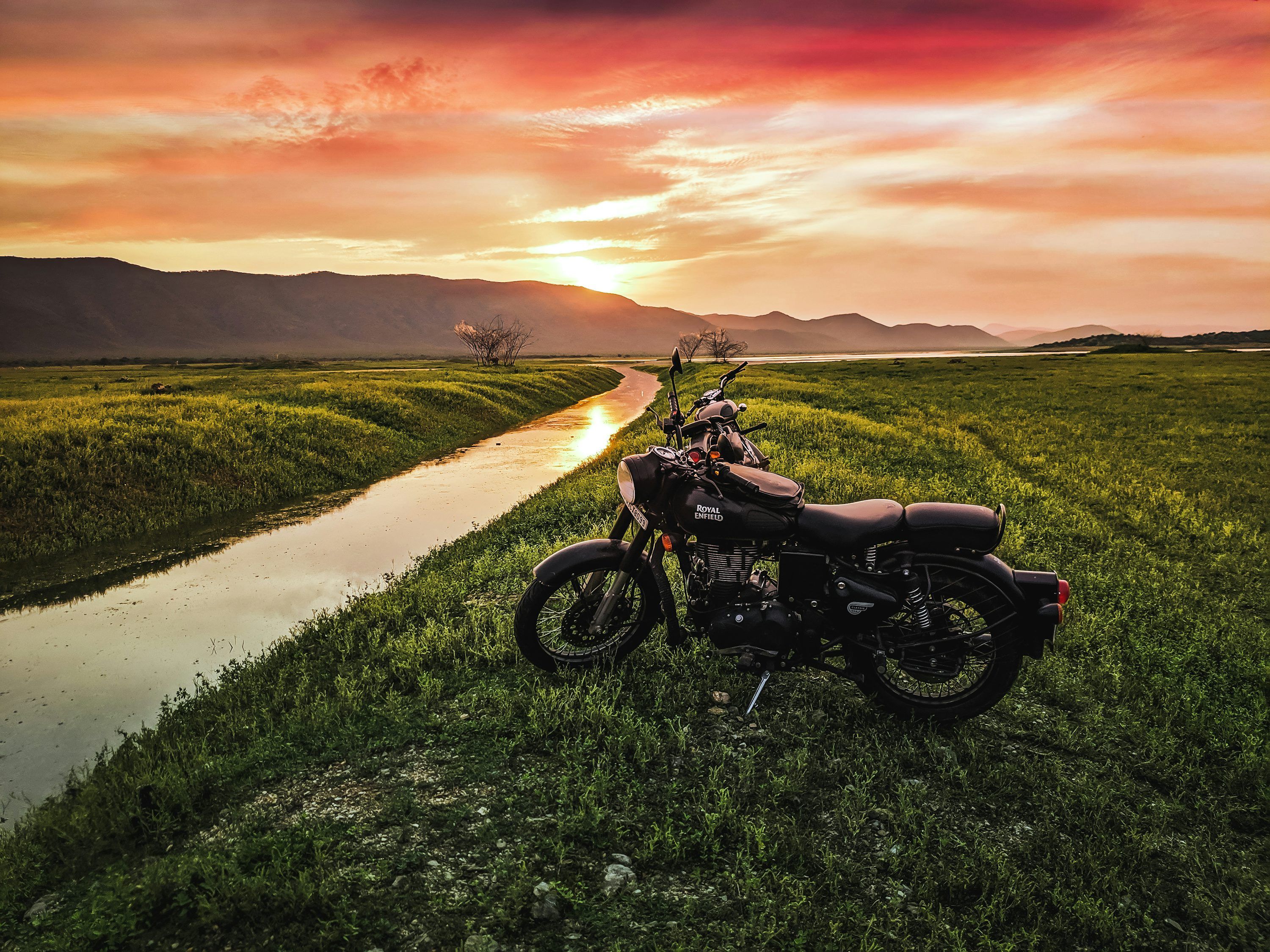 3000x2250 Black motorcycle on green grass field during sunset photo