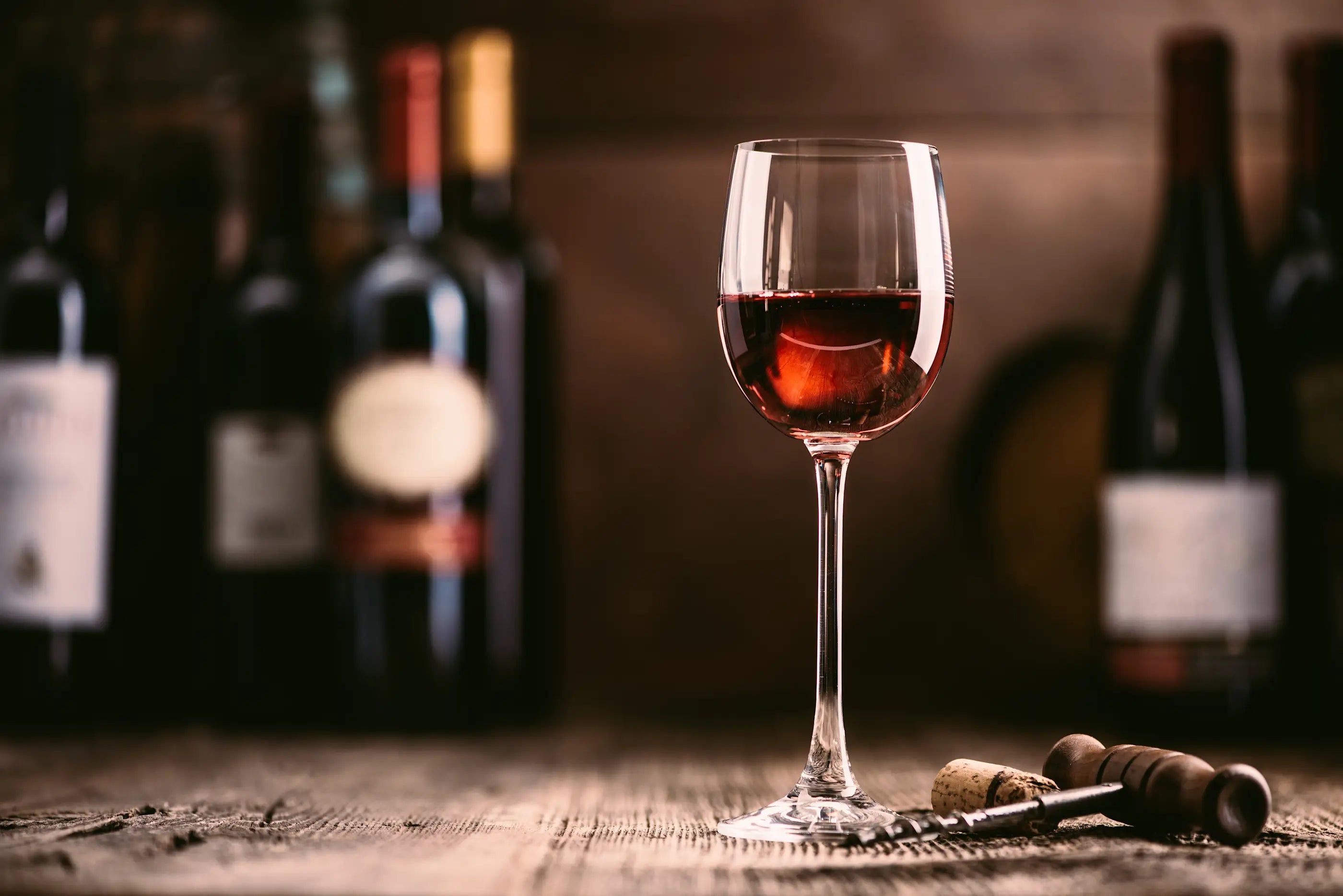 2800x1869 How to Hold a Wine Glass