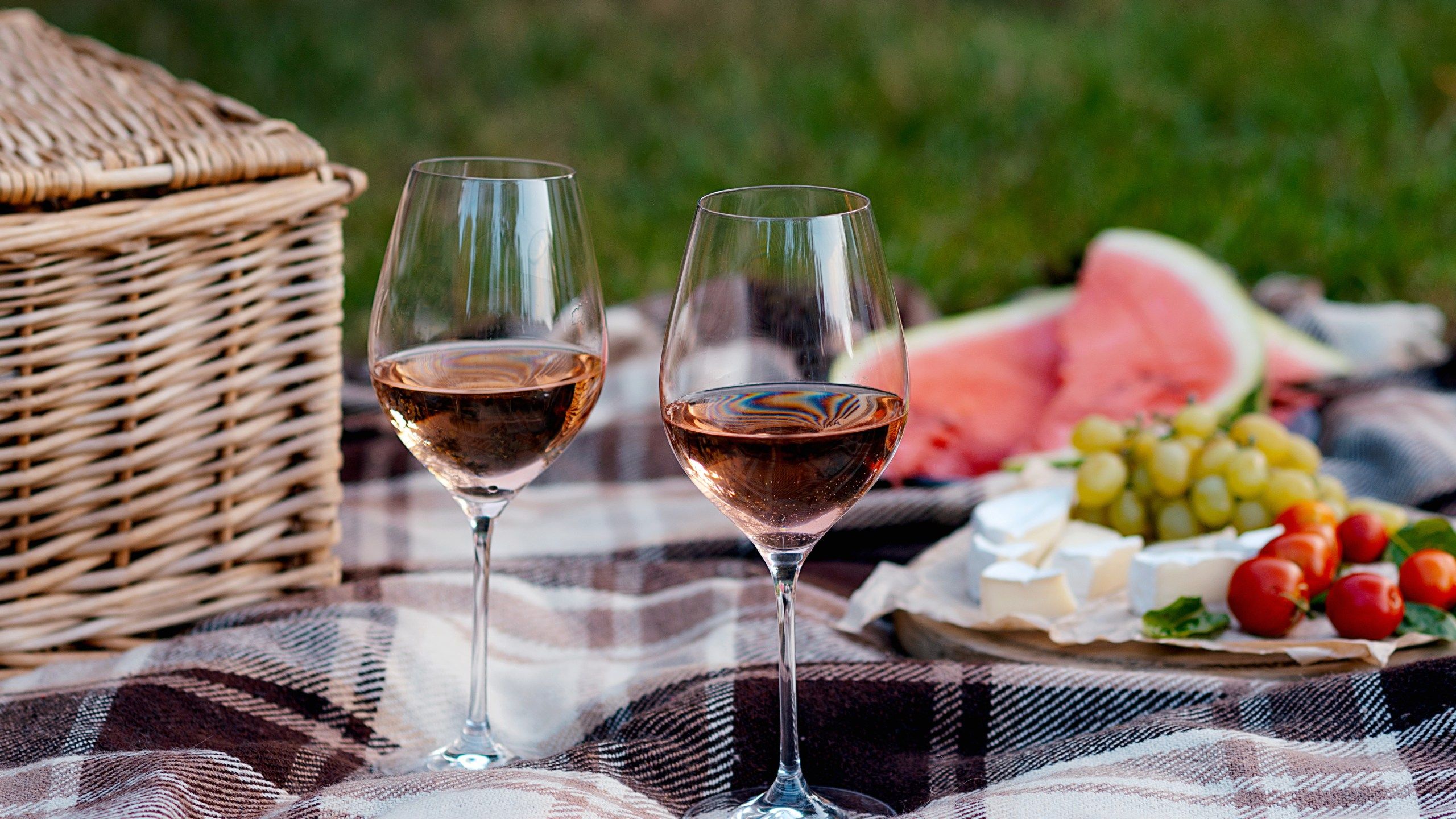 2560x1440 Barnsdall wine nights offer city views, music and tastings