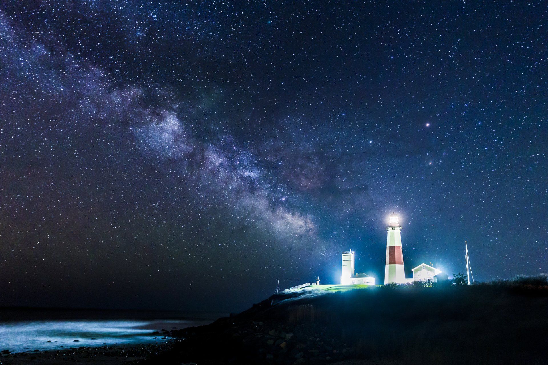 1920x1280 Guiding Light Beneath the Starry Milky Way Night