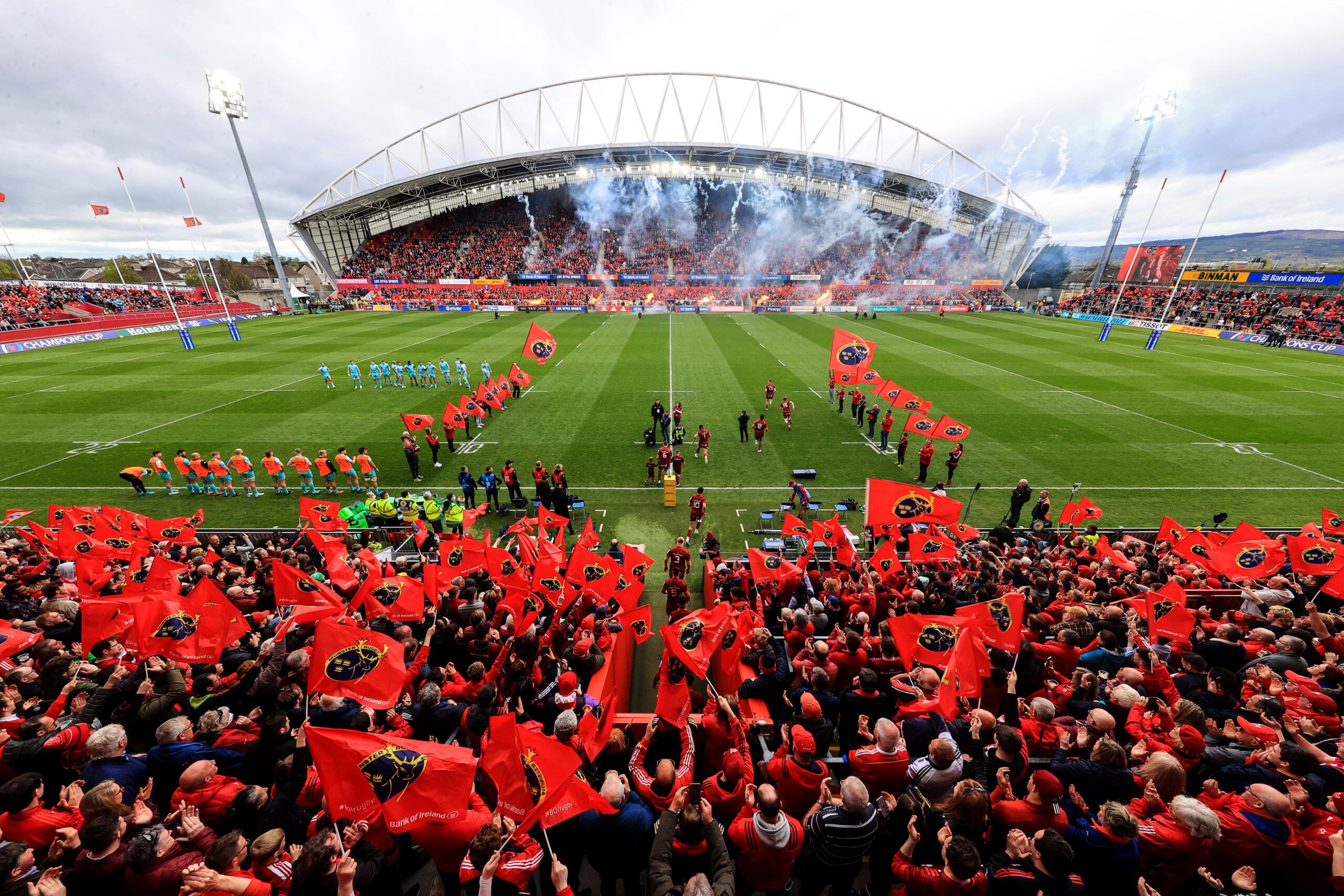 2560x1707 Munster Rugby. The Munster Team Run Out Into Thomond Park 16 4 2022