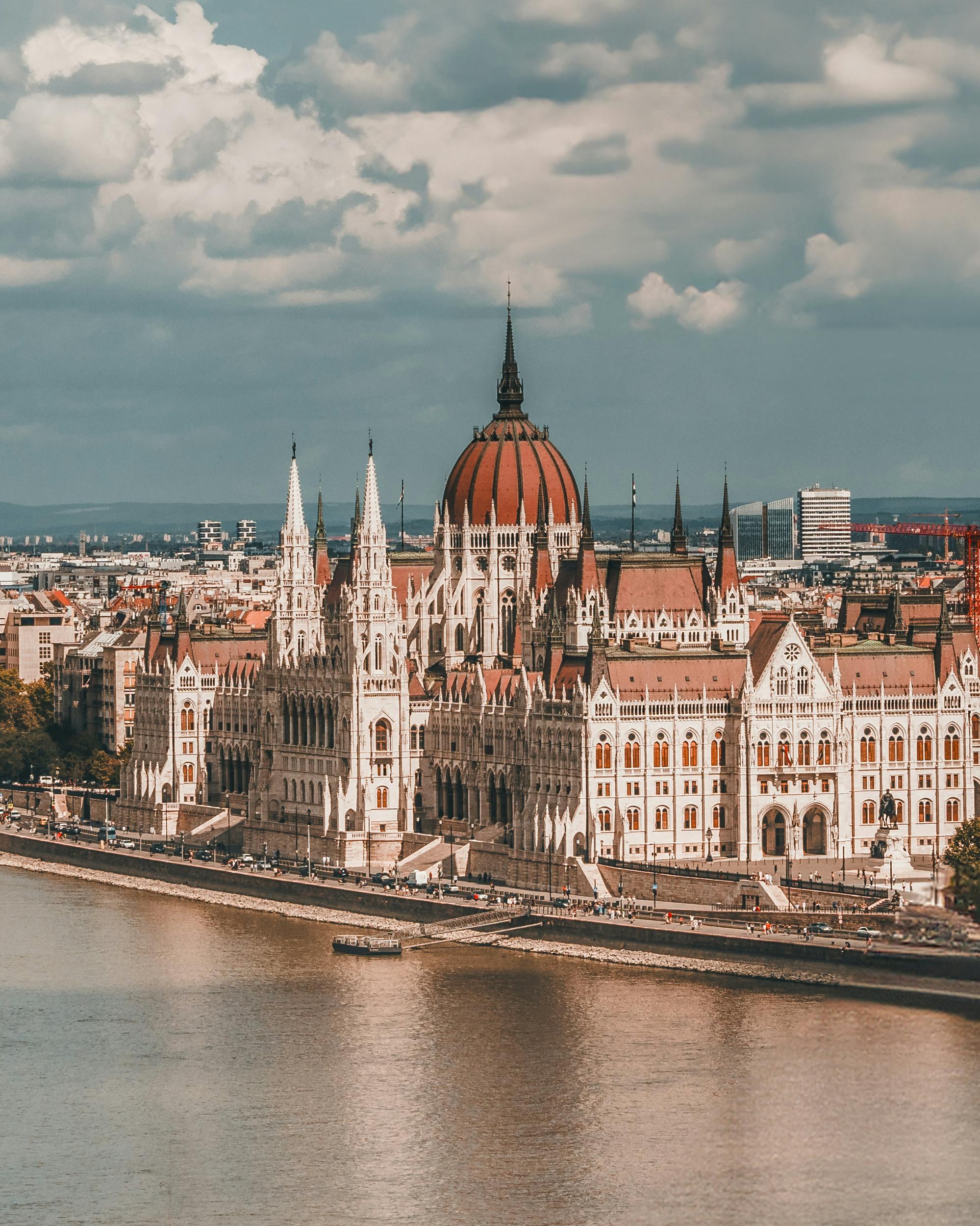 1999x2499 Building of Hungarian Parliament in Budapest · Free
