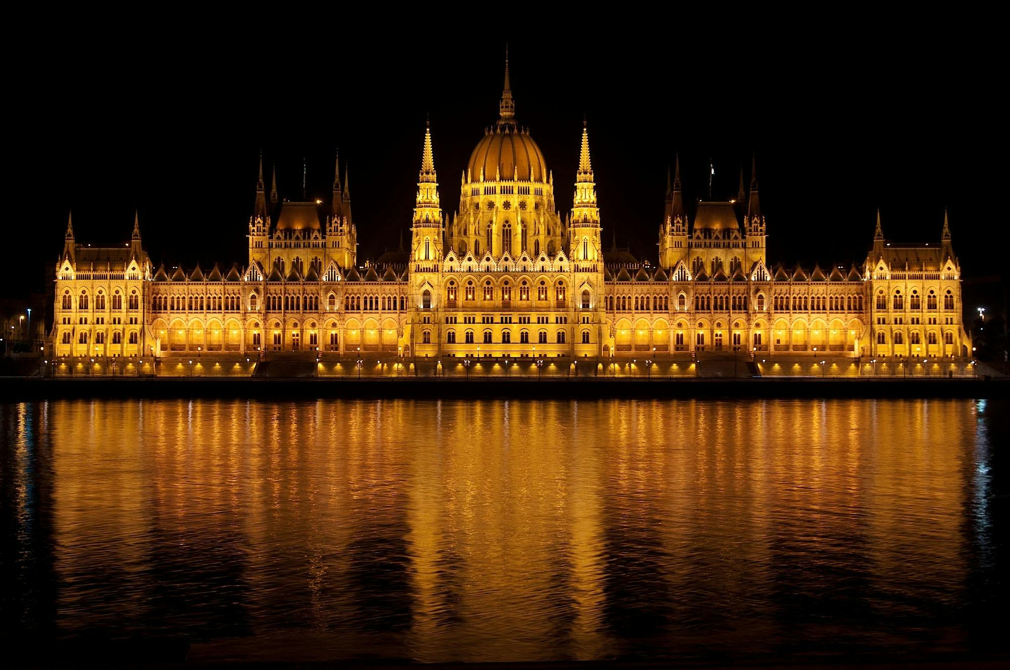 2000x1328 The Hungarian Parliament Building in Budapest · Free