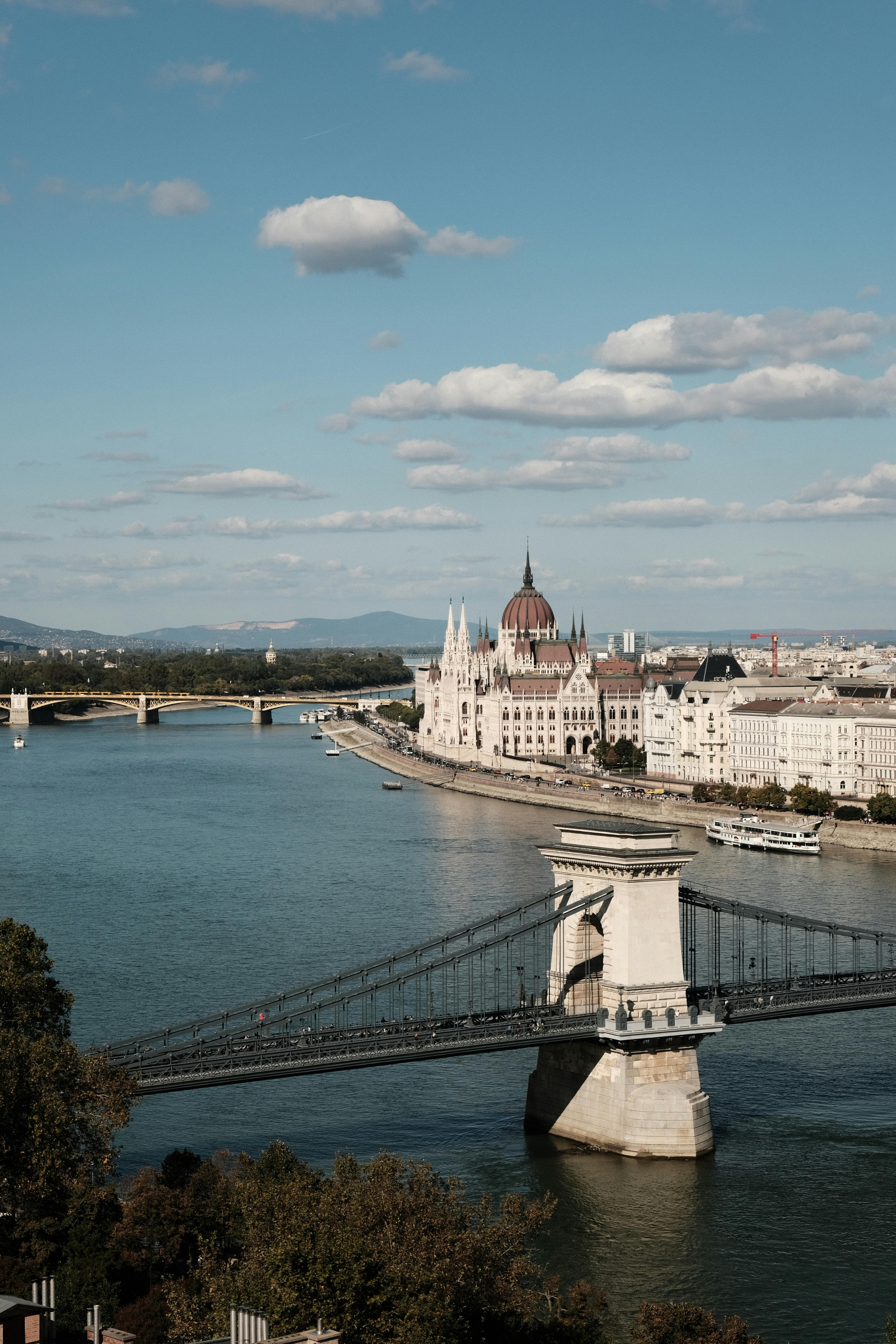 4160x6240 The danube river and chain bridge in budapest · Free