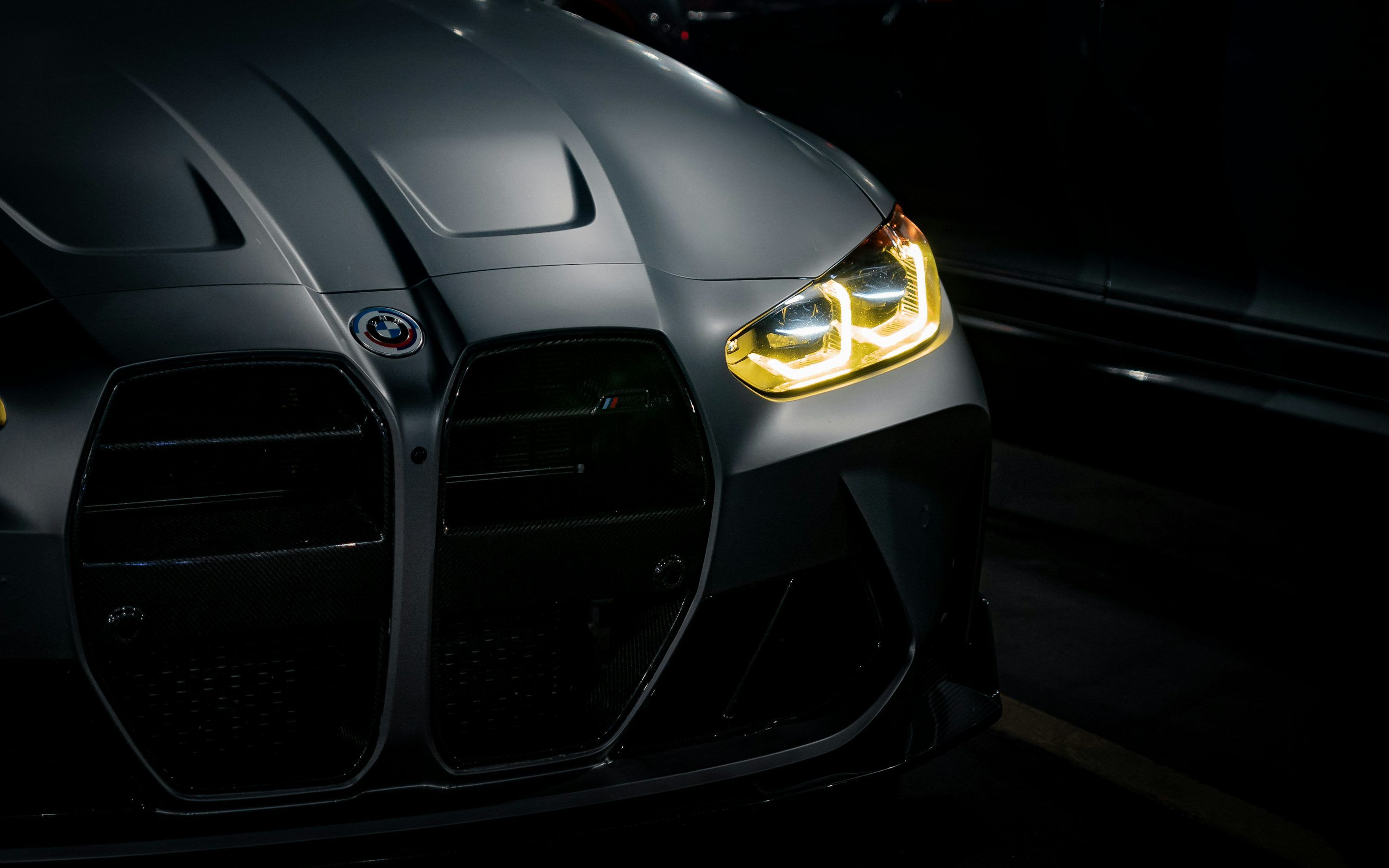 3000x1875 The front of a black sports car in the dark photo