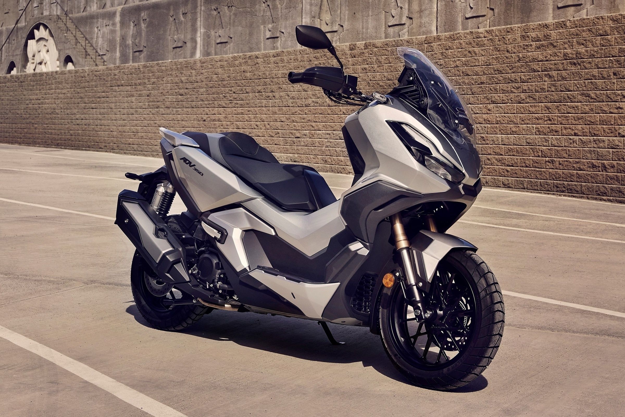 2400x1600 Honda ADV350 Wallpaper