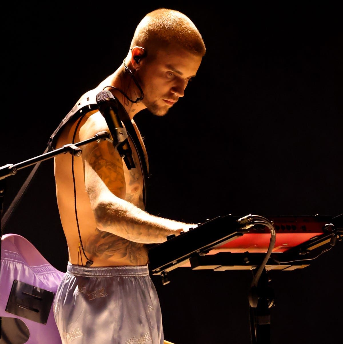 1200x1204 Justin Bieber's Appearance at the 2026 Grammys Featured an Ice Out Pin and Boxers