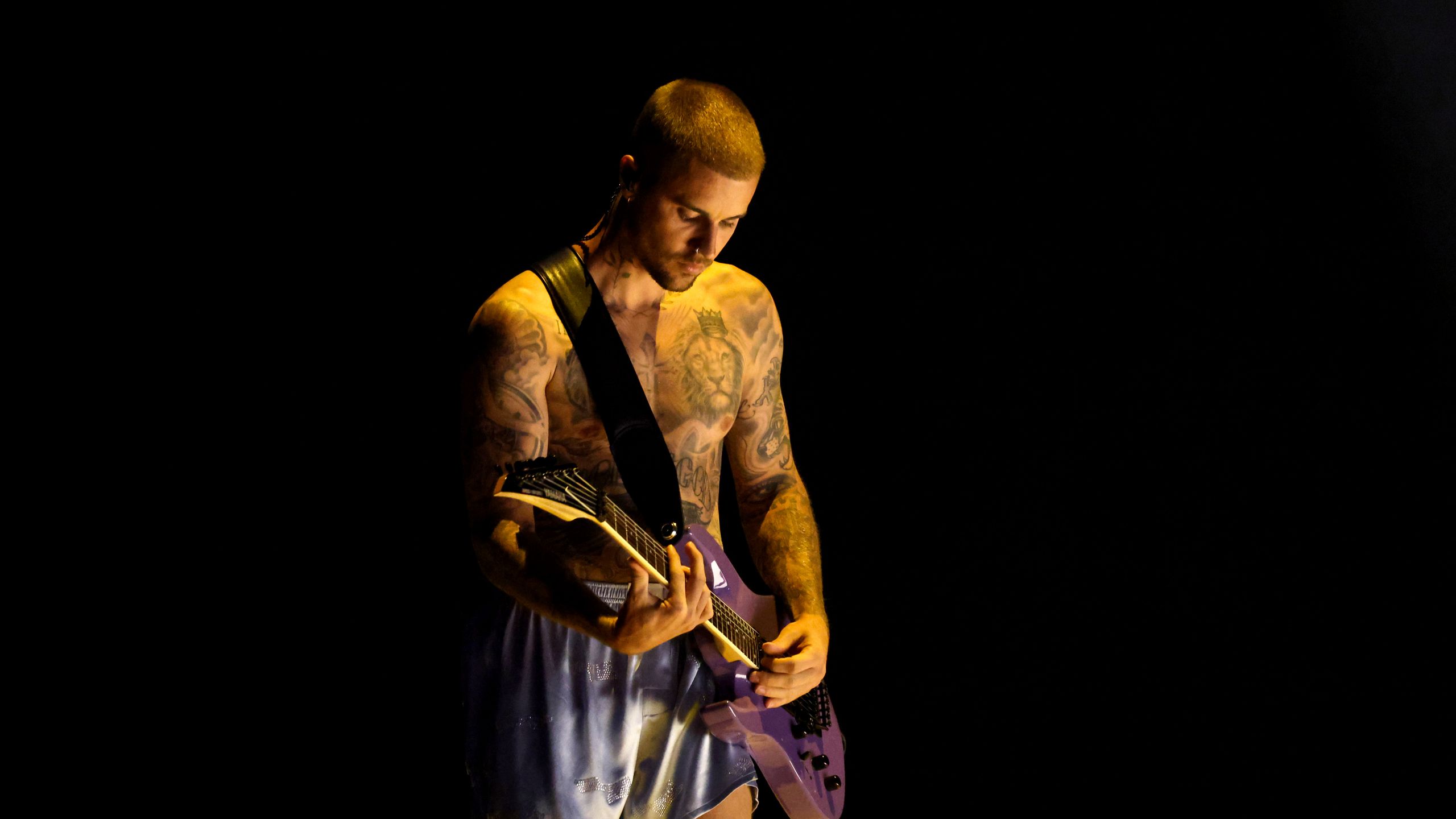2560x1440 Justin Bieber actúa en calzoncillos (de seda) y calcetines en los Grammy 2026