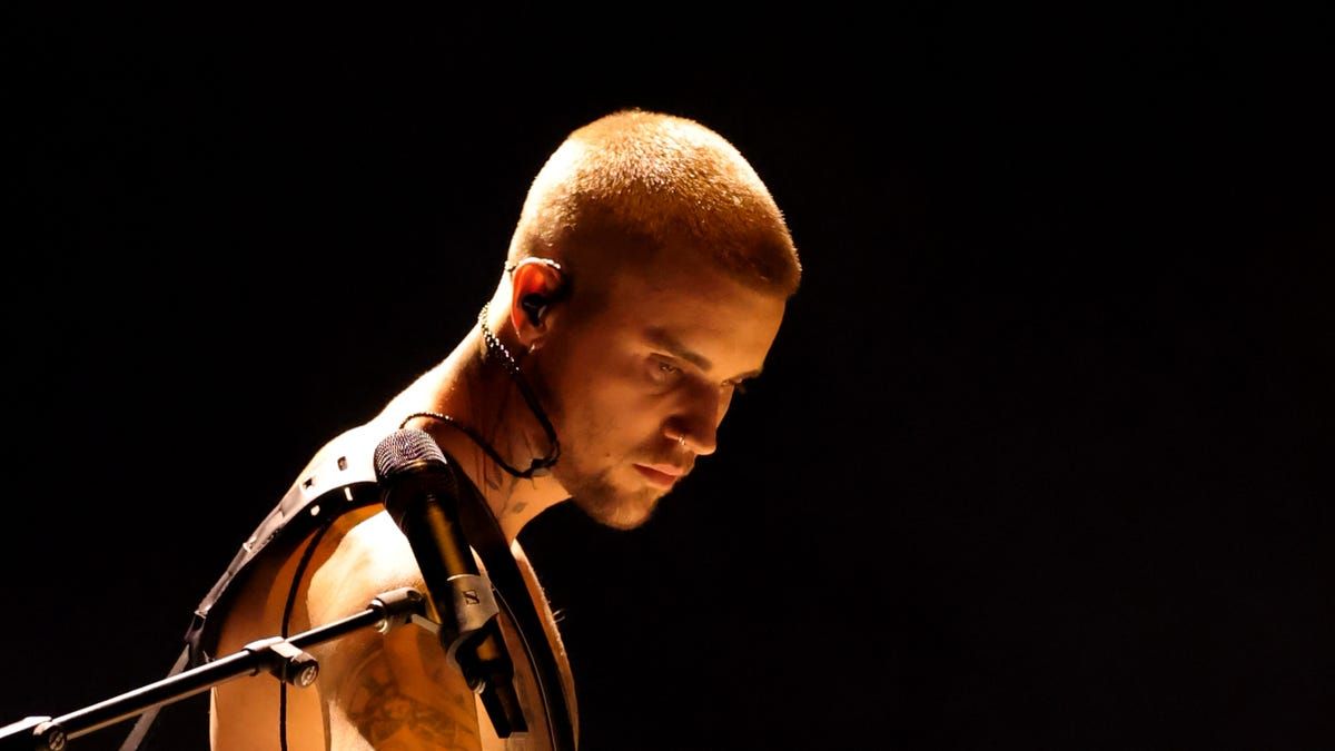 1200x675 Justin Bieber's Appearance at the 2026 Grammys Featured an Ice Out Pin and Boxers
