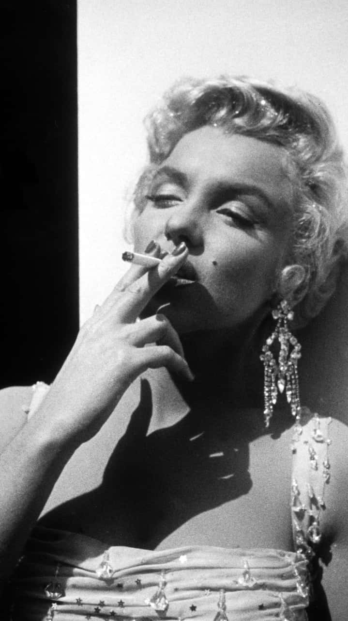 719x1280 Download Marilyn Monroe Inspiring iPhone Background Wallpaper