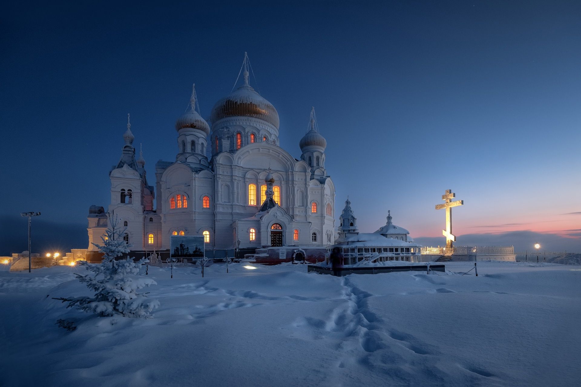 1920x1280 Winter Sunset at a Russian Monastery Dome