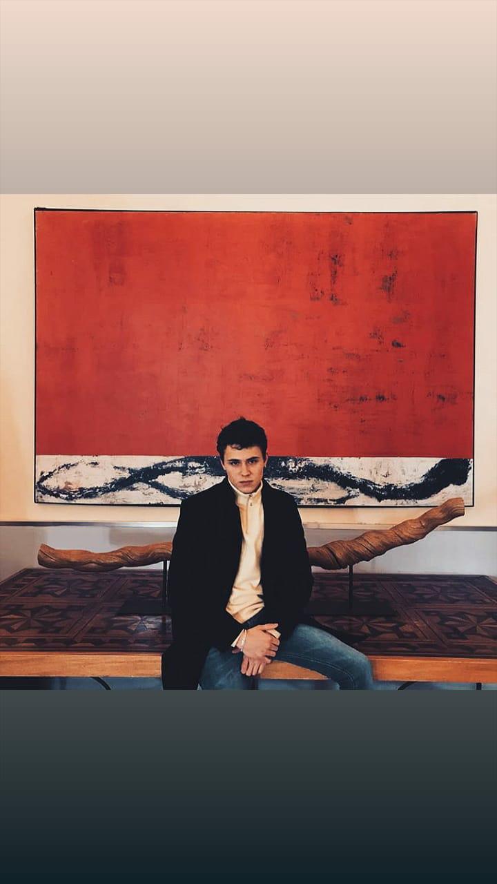 720x1280 Arón Piper Wallpaper