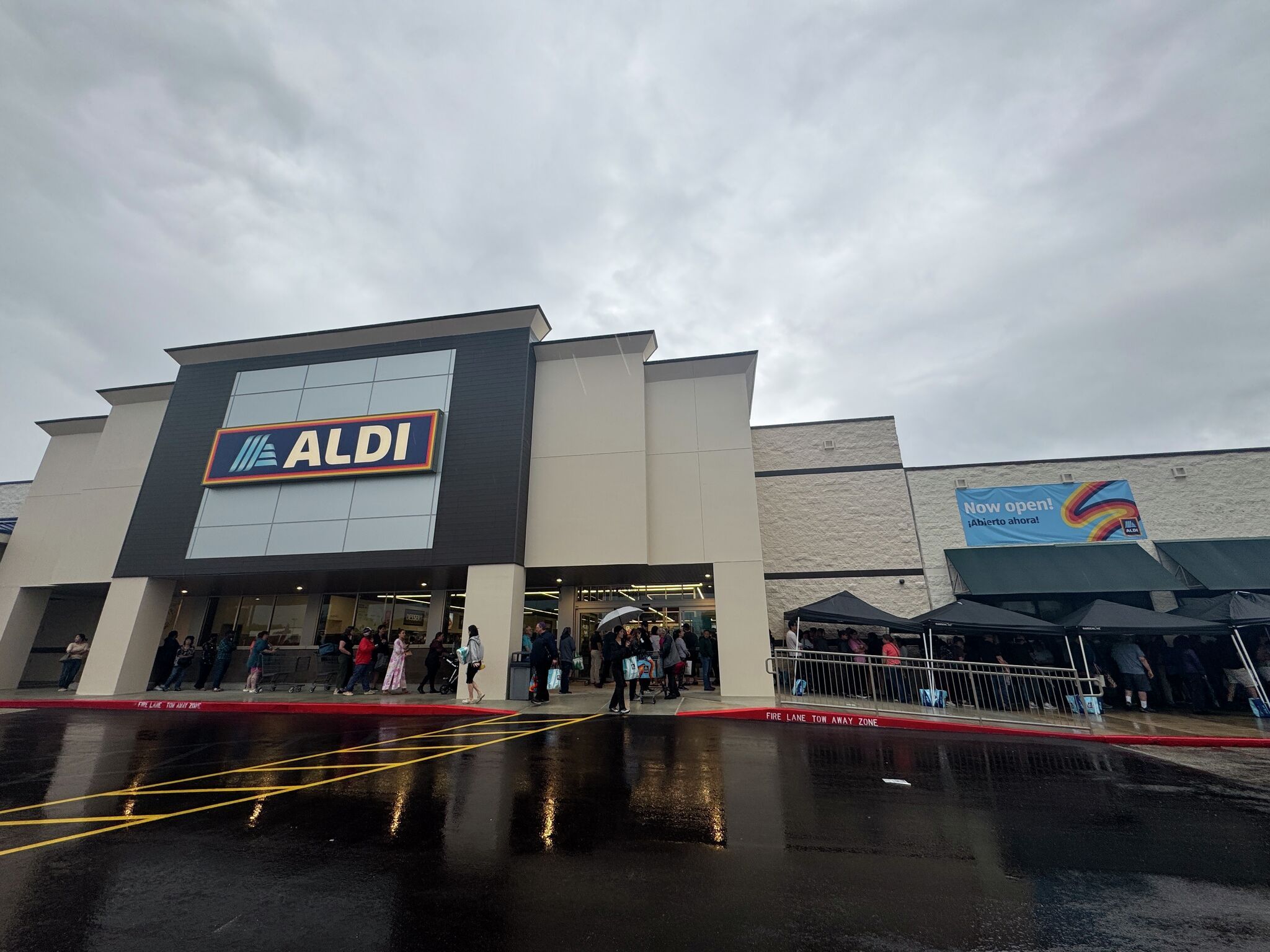 2048x1536 Aldi opens outside Austin as 300 brave thunderstorm