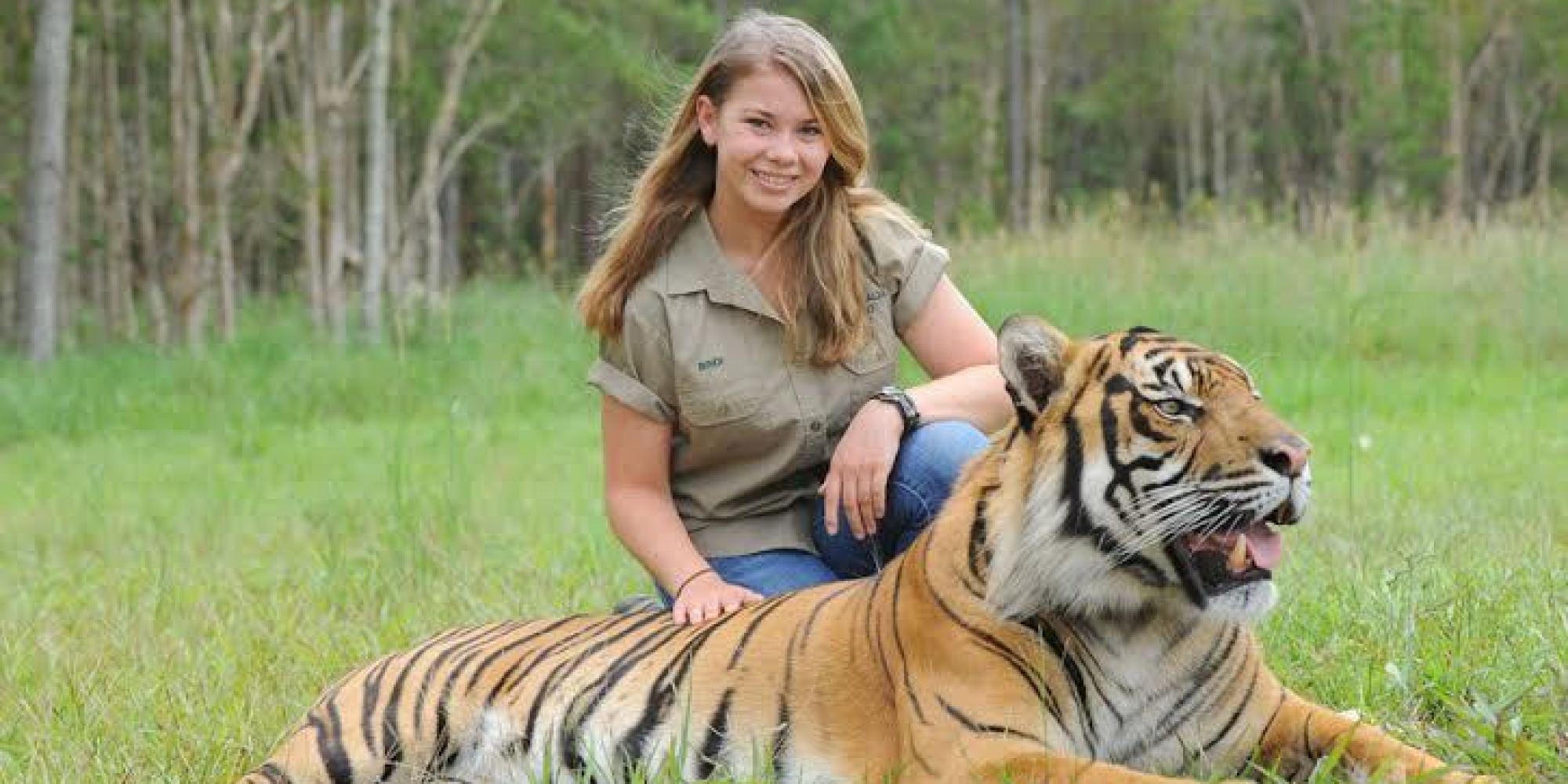 2000x1000 Bindi Irwin Wallpaper