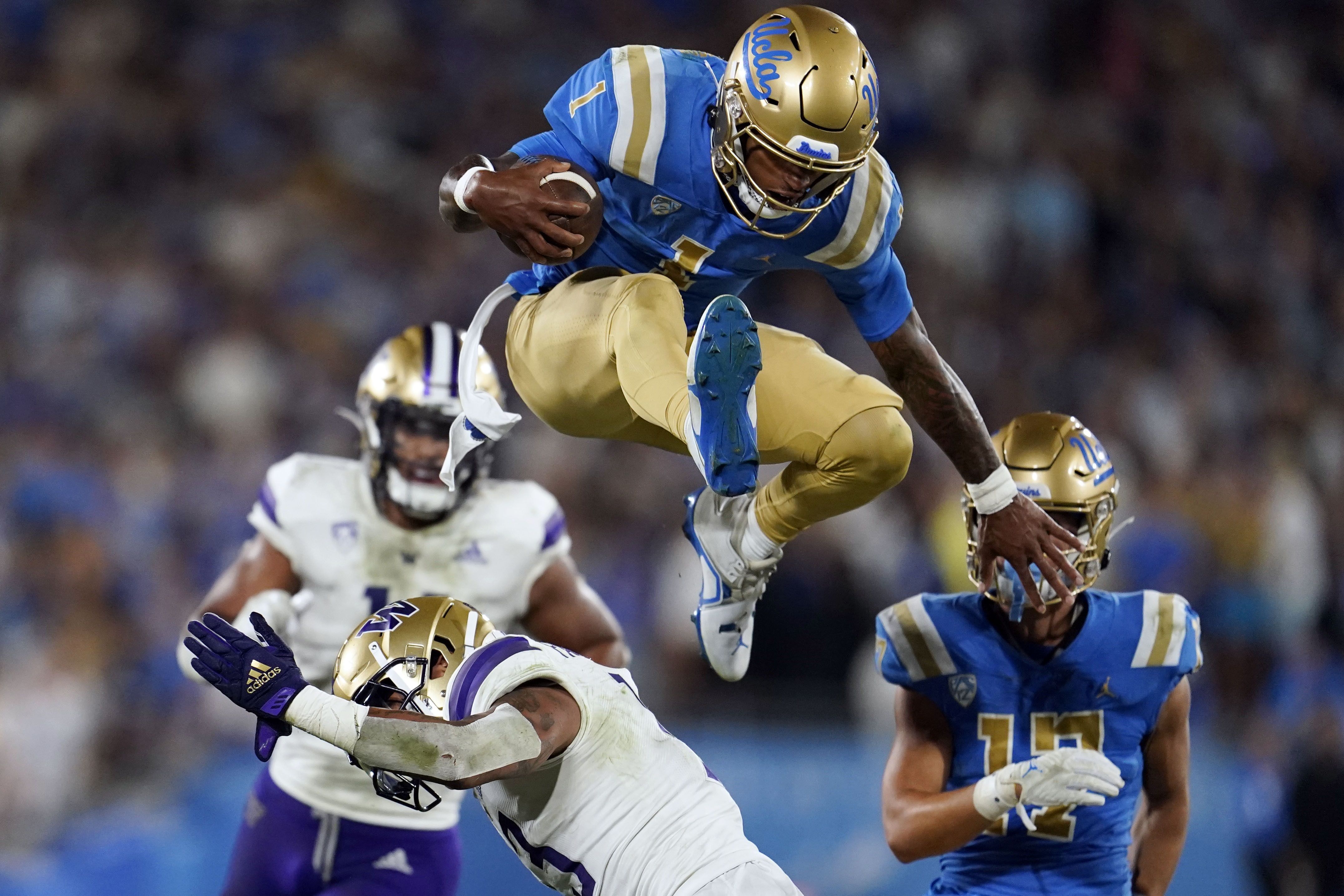 4306x2871 Thompson Robinson Leads UCLA Past No. 15 Washington, 40 32