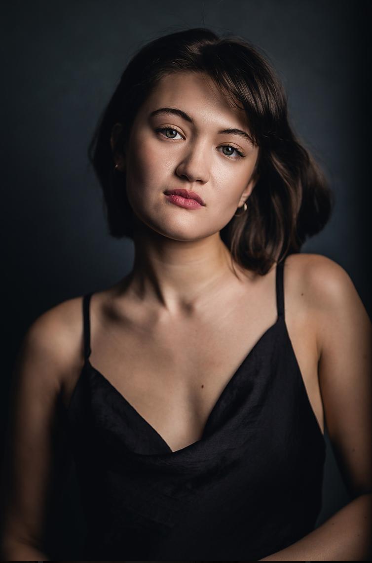 754x1140 Isa Briones Wallpaper
