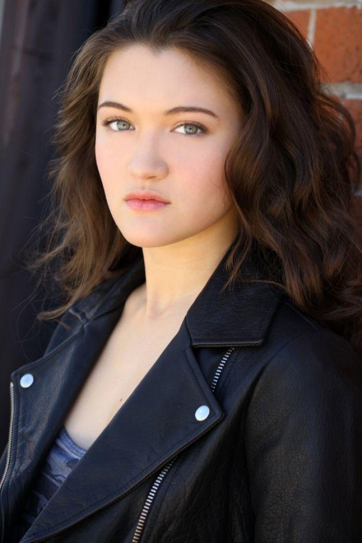 744x1117 Isa Briones Wallpaper