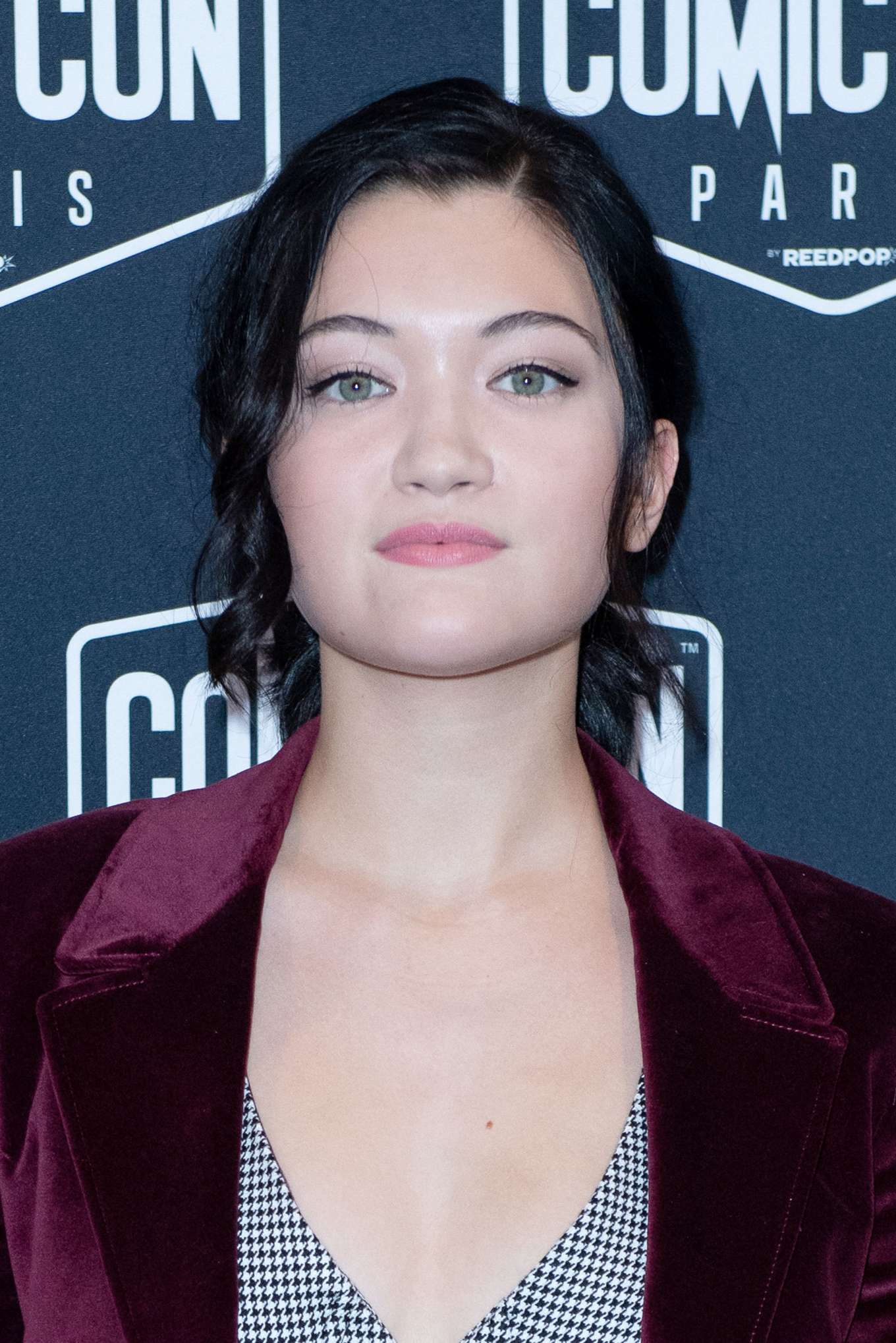 1360x2039 Isa Briones Wallpaper