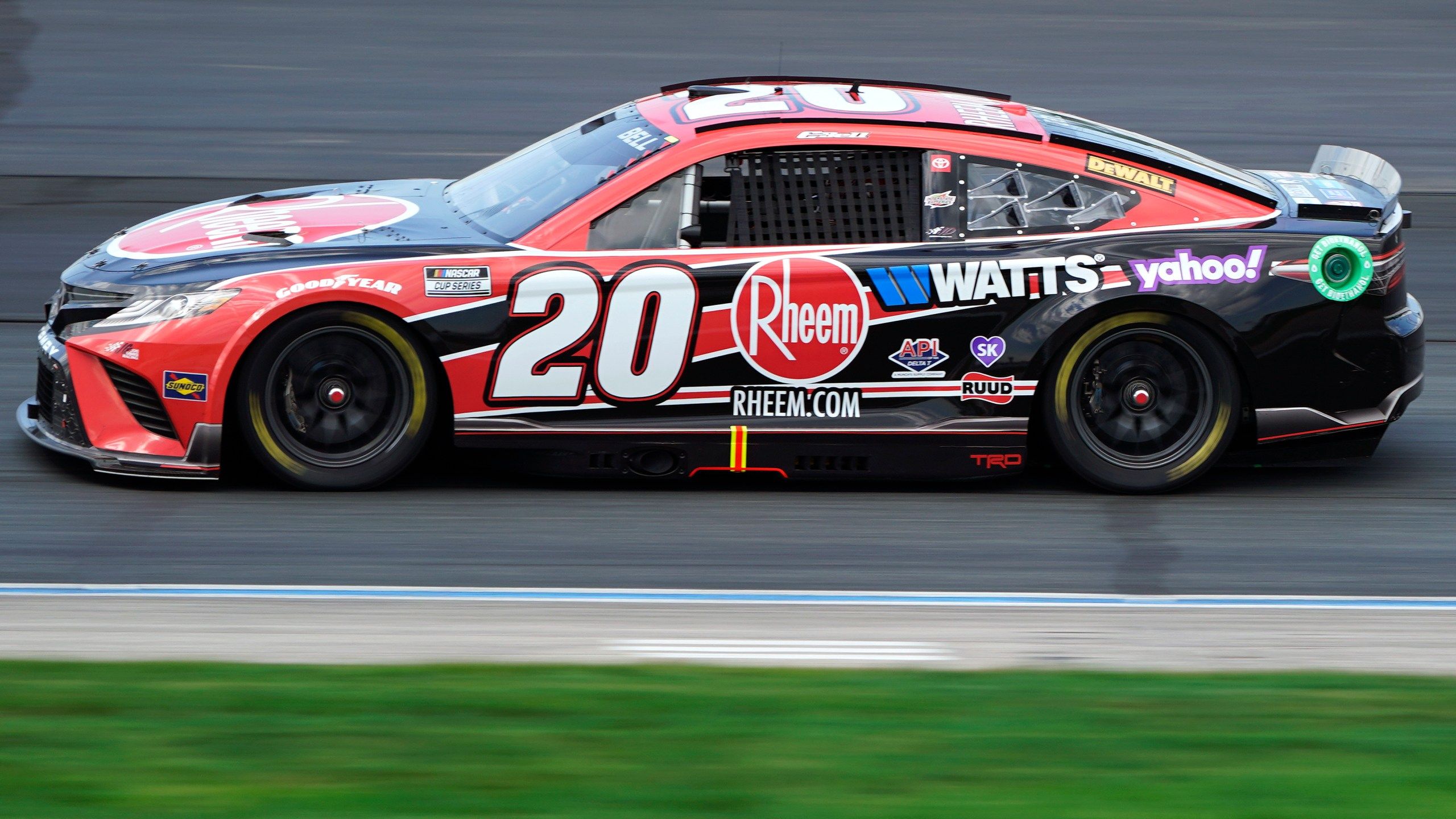 2560x1440 Bell crashes NASCAR playoff field with win