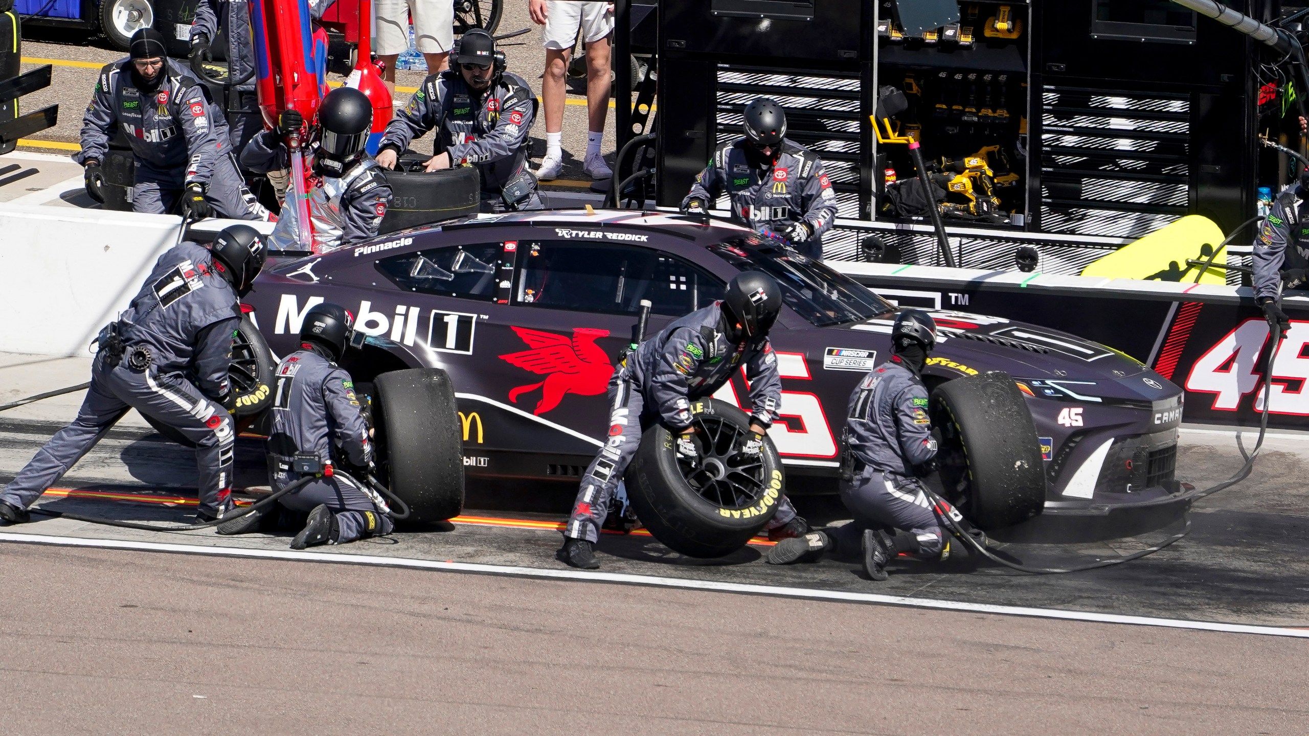 2560x1440 Christopher Bell pulls out an emotional victory for Joe Gibbs Racing at Phoenix