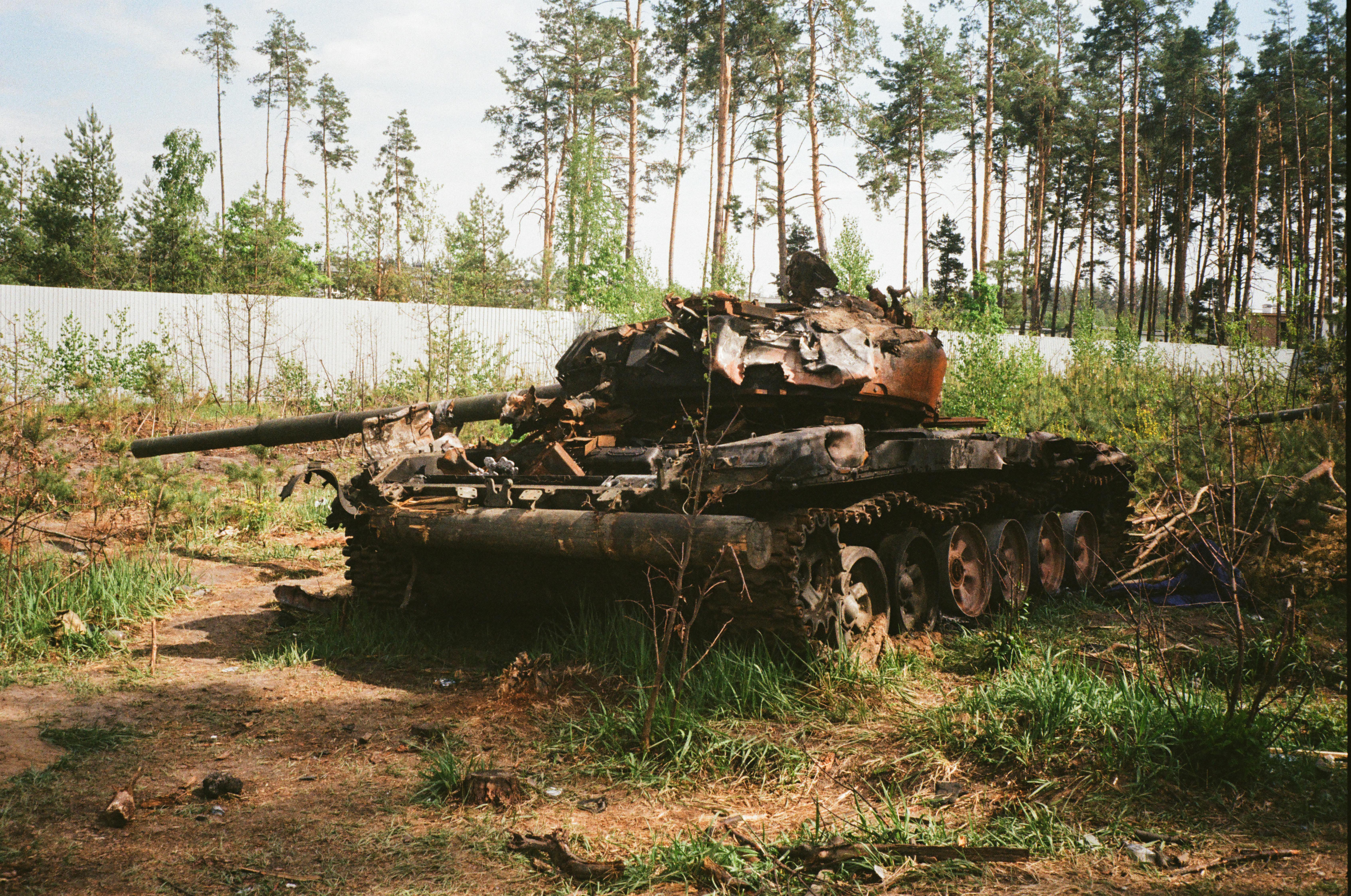 6774x4492 Abandoned Battle Tank · Free