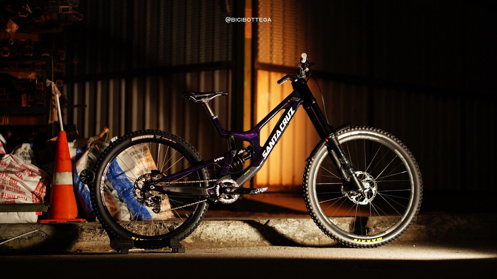 1600x900 Santa Cruz V10 CC Custom Painted's Bike Check