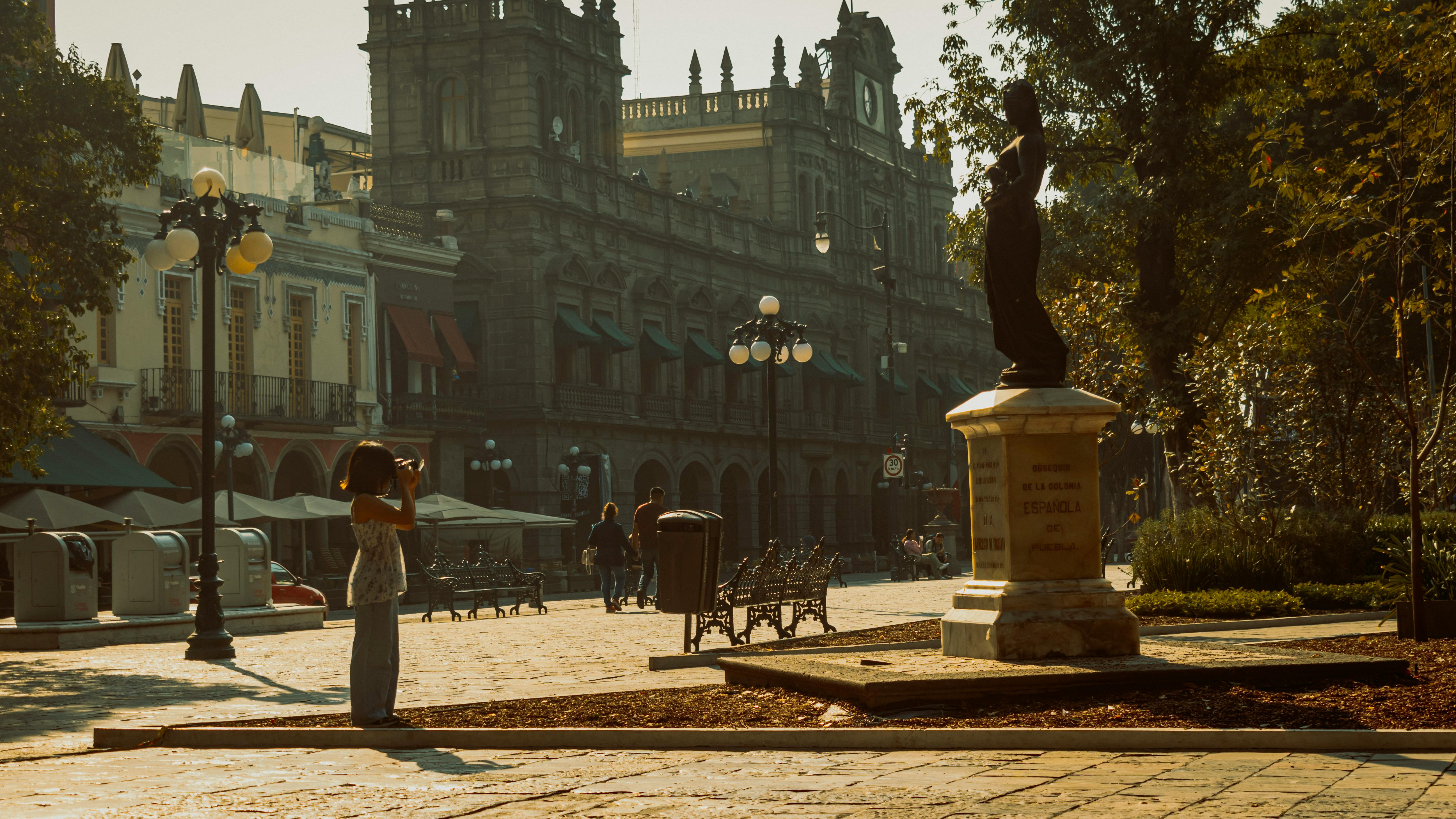 5188x2918 Historic Square with Photographer and Statue in Puebla · Free