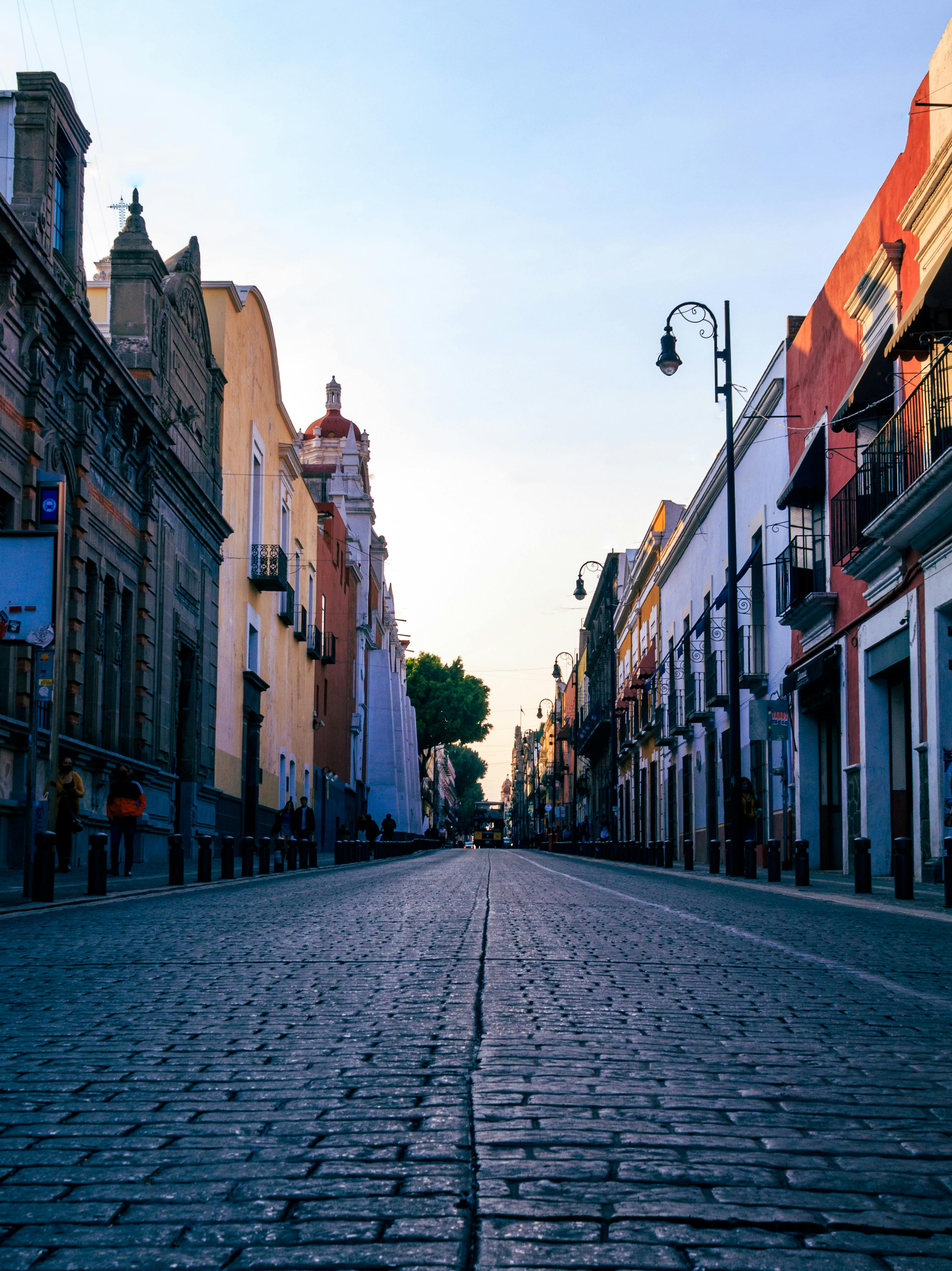 3223x4298 Tanker Truck and Cars on the Street of Puebla · Free