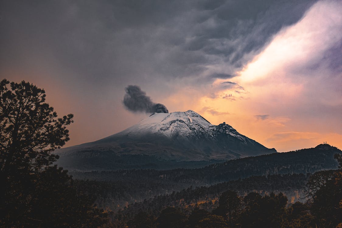 1124x750 Popocatepetl at Sunset · Free