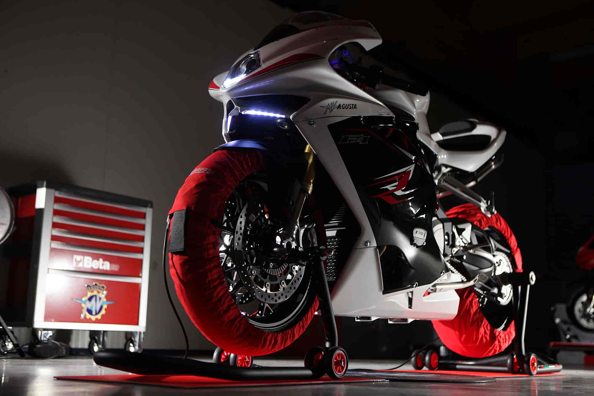 2013x1342 MV Agusta F4RR Review